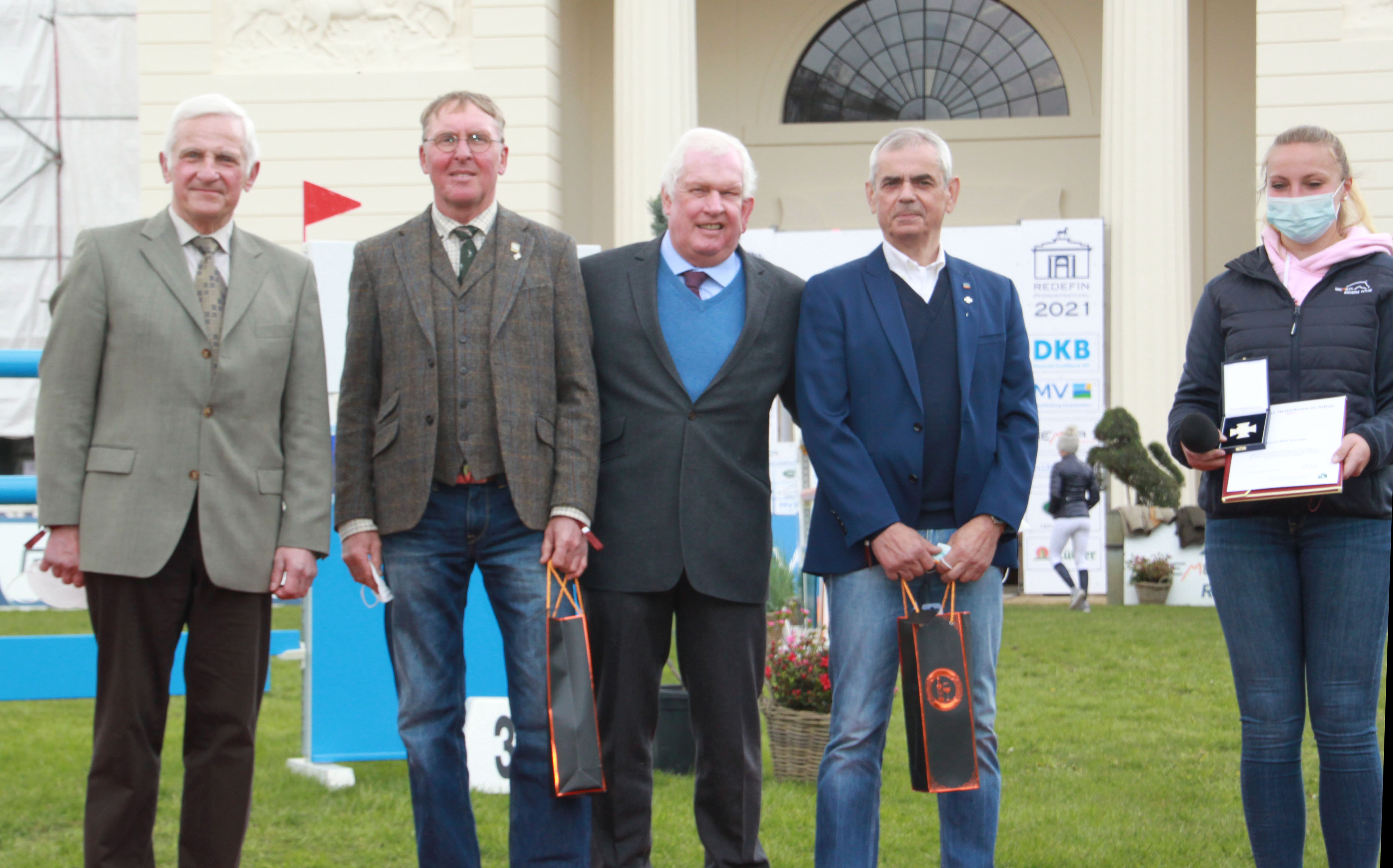 FN-Präsident Breido Graf zu Rantzau (Mitte) zeichnete im Rahmen des Pferdefestival Redefin zusammen mit Landesverbandspräsident Dr. Burkhard Dittmann (links) Michael Thieme (l.) und Rolf Günther (r.) mit dem Deutschen Reiterkreuz in Silber aus. © Hans-Joachim Begall