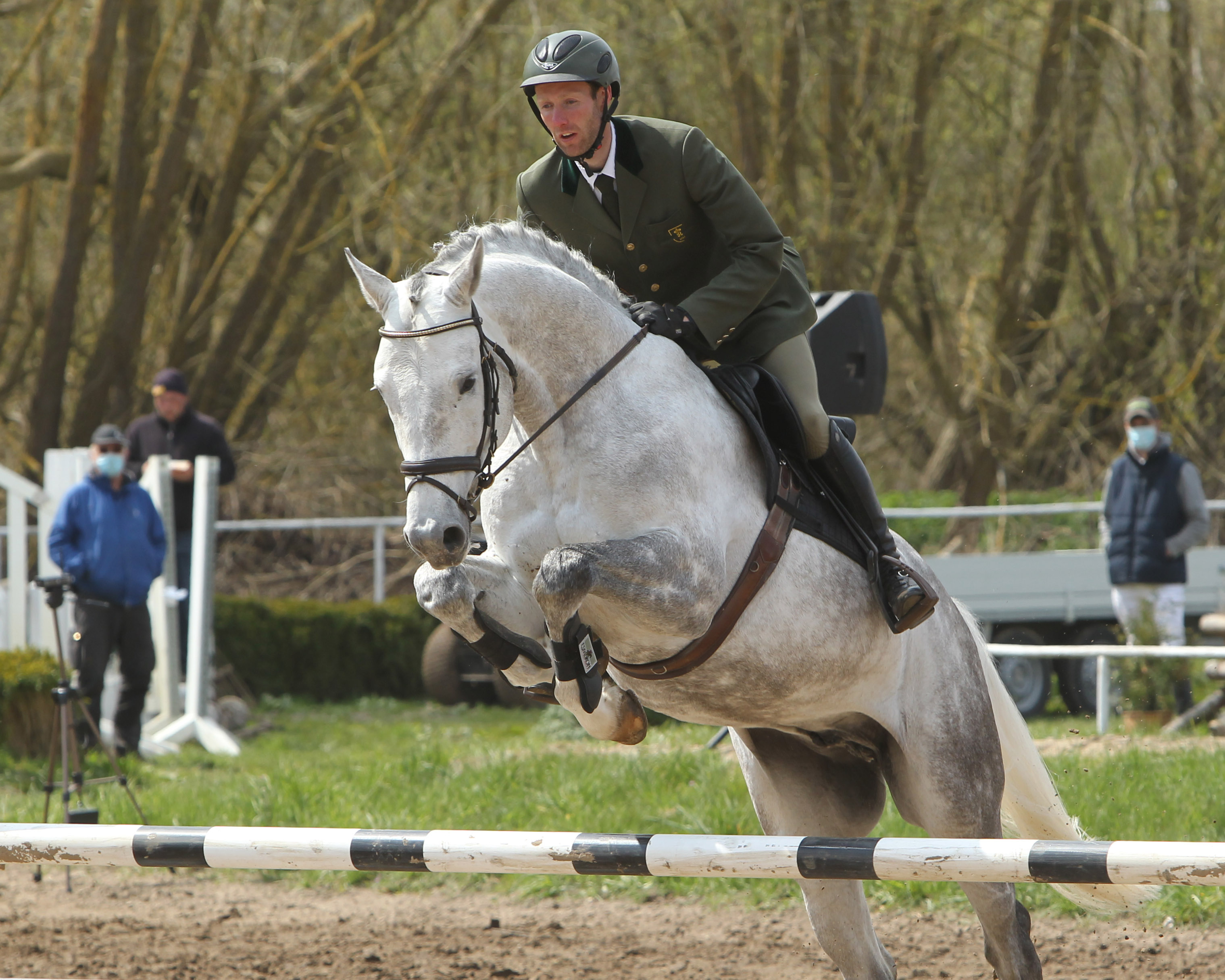 Der Redefiner Sven Göller kam in Gadow zu fünf Platzierungen und siegte in der Springpferdeprüfung Klasse M auf dem 6-jährigen Schimmelhengst Carat du Plassis. © Jutta Wego