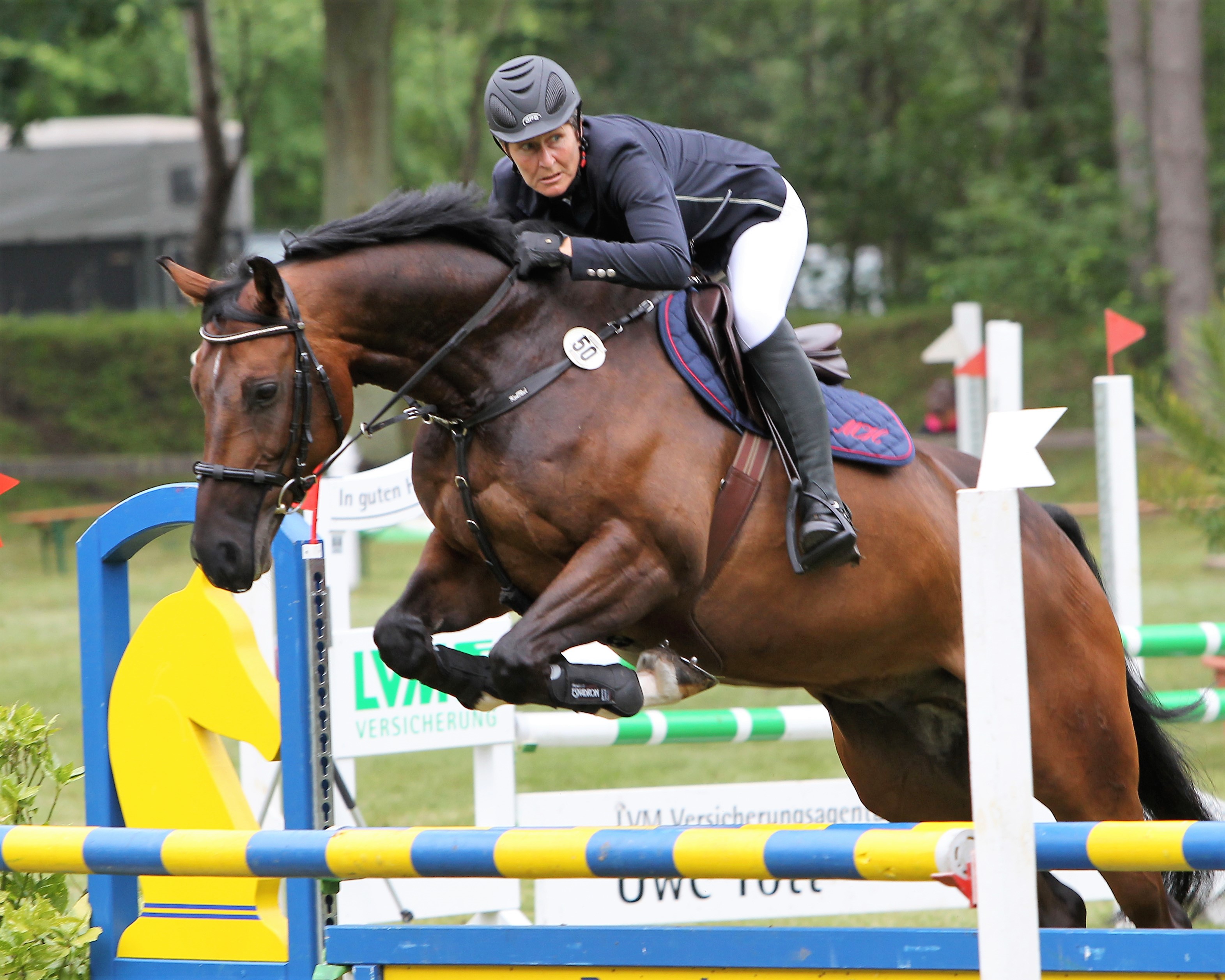 Mandy Hüsemann aus Groß Nemerow hat mit Karl Hermann das Punktespringen Klasse L gewonnen. © Jutta Wego