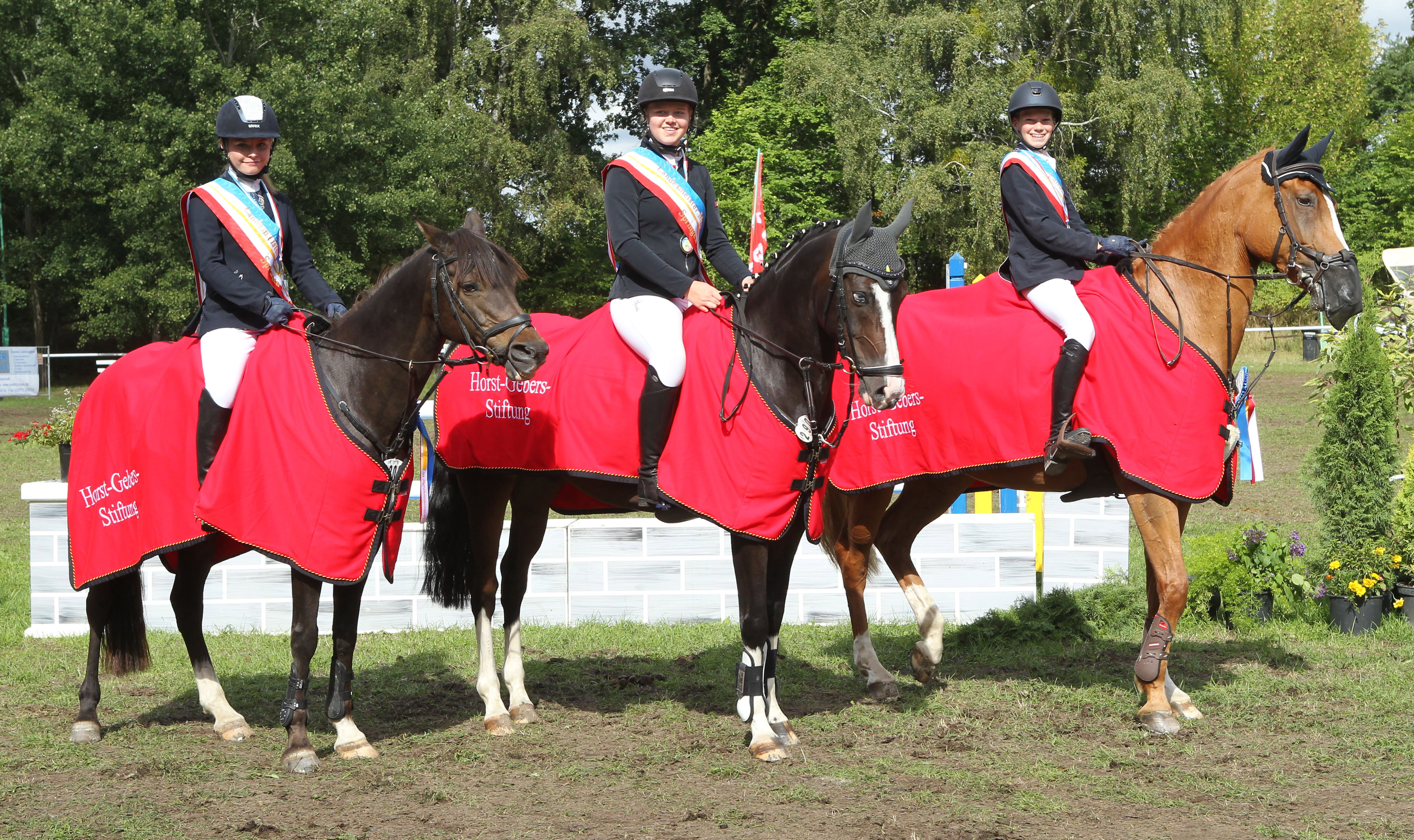 Die Landesmeister im Springreiten von Pasewalk 2020 in den Nachwuchsklassen: v.l. Vivian Schuldt vom RFV Trent (U16 Ponyreiter), Luzie Schwinge vom RV Weitenhagen (U16) und Hendrik Greve vom RFV Gadebusch (U18). © Jutta Wego