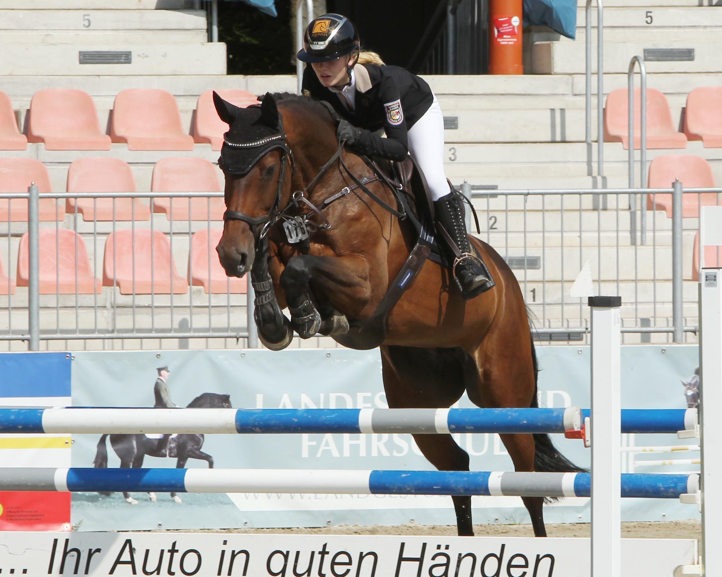 Emma Wiktor lieferte am Wochenende beim Landesturnier in Redefin mit drei Pferden brillante Ritte (das Foto zeigt sie mit ihrer Erfolgsstute Clara). Zwei Gold- und eine Bronzemedaillen brachte sie mit Hause. Neunmal ging die 12-Jährige in den Parcours und blieb achtmal fehlerfrei. Nun freut auch sie sich, ihre Reiterfreund in Trent/Zubzow begrüßen zu können. © Jutta Wego