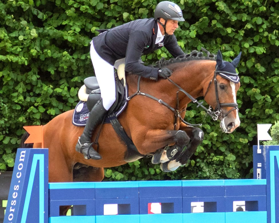 André Thieme beim letzten Test mit seinem Derbypferd Contadur vor seinem Abflug nach Tokio in Ehlersdorf, wo er mit dem Hengst Sechster im Großen Preis wurde. Foto: KaLo