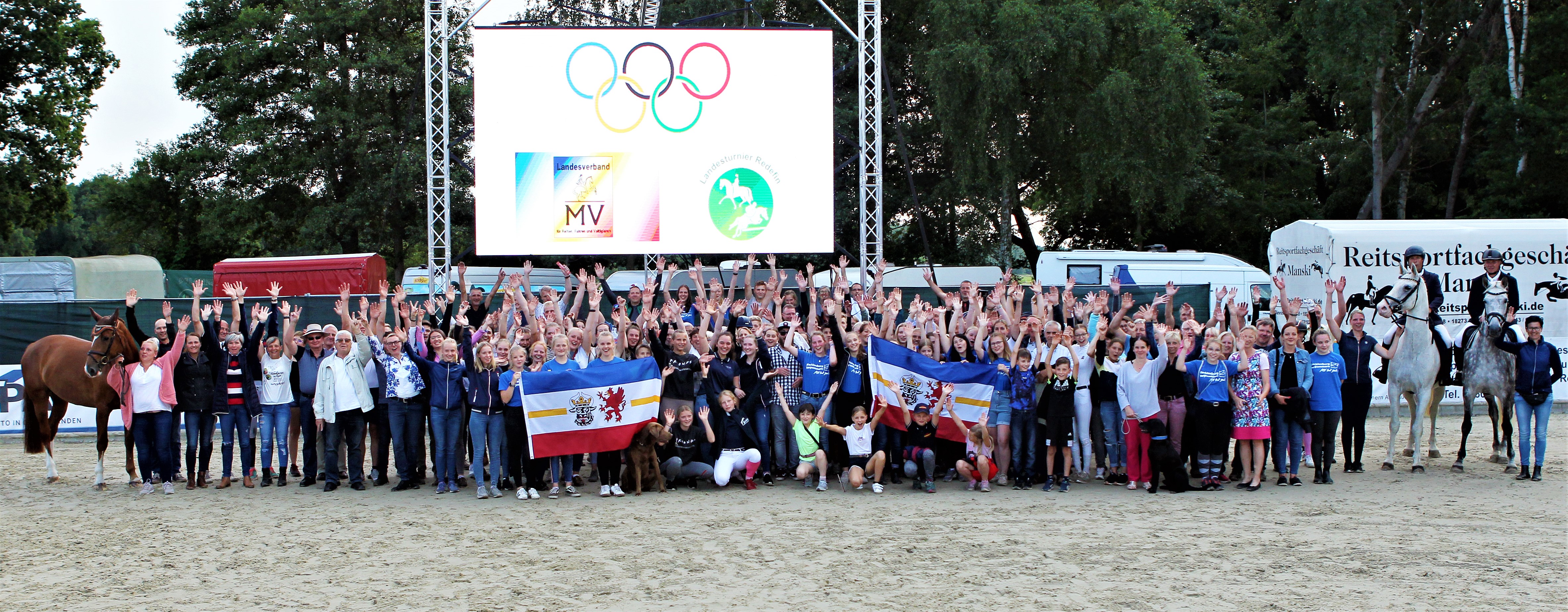 170 Fans (links der 10-jährige Bruder Caskario von seinem Olympiapferd DSP Chakaria) jubeln André Thieme beim Landesturnier Redefin Grüße zu und drücken ihm für seine Ritte in Tokio die Daumen. © Jutta Wego