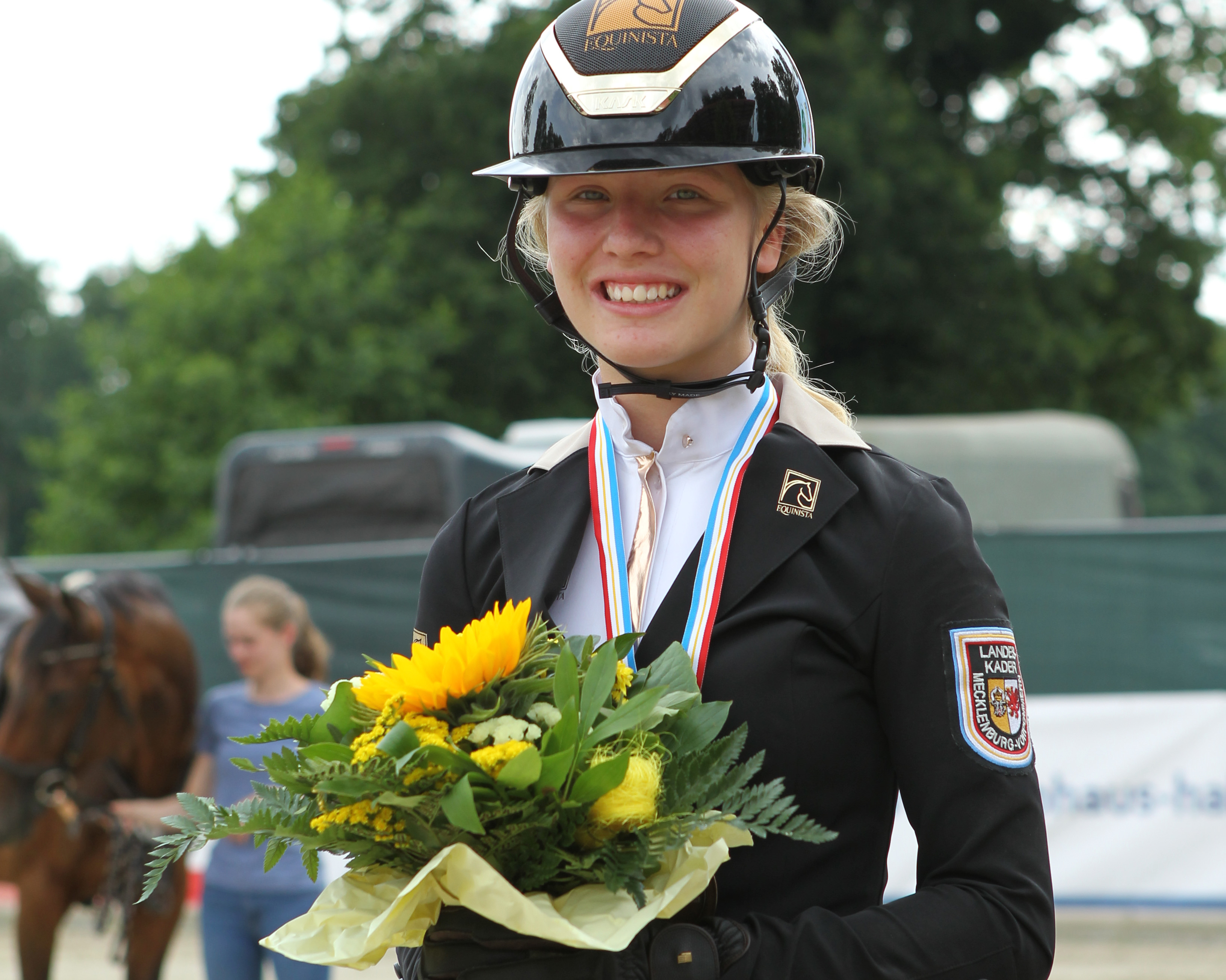Emma Wiktor bei der Landesmeisterehrung 2021 in Redefin, wo sie zwei Titel und eine Bronzemedaille gemann. © Jutta Wego