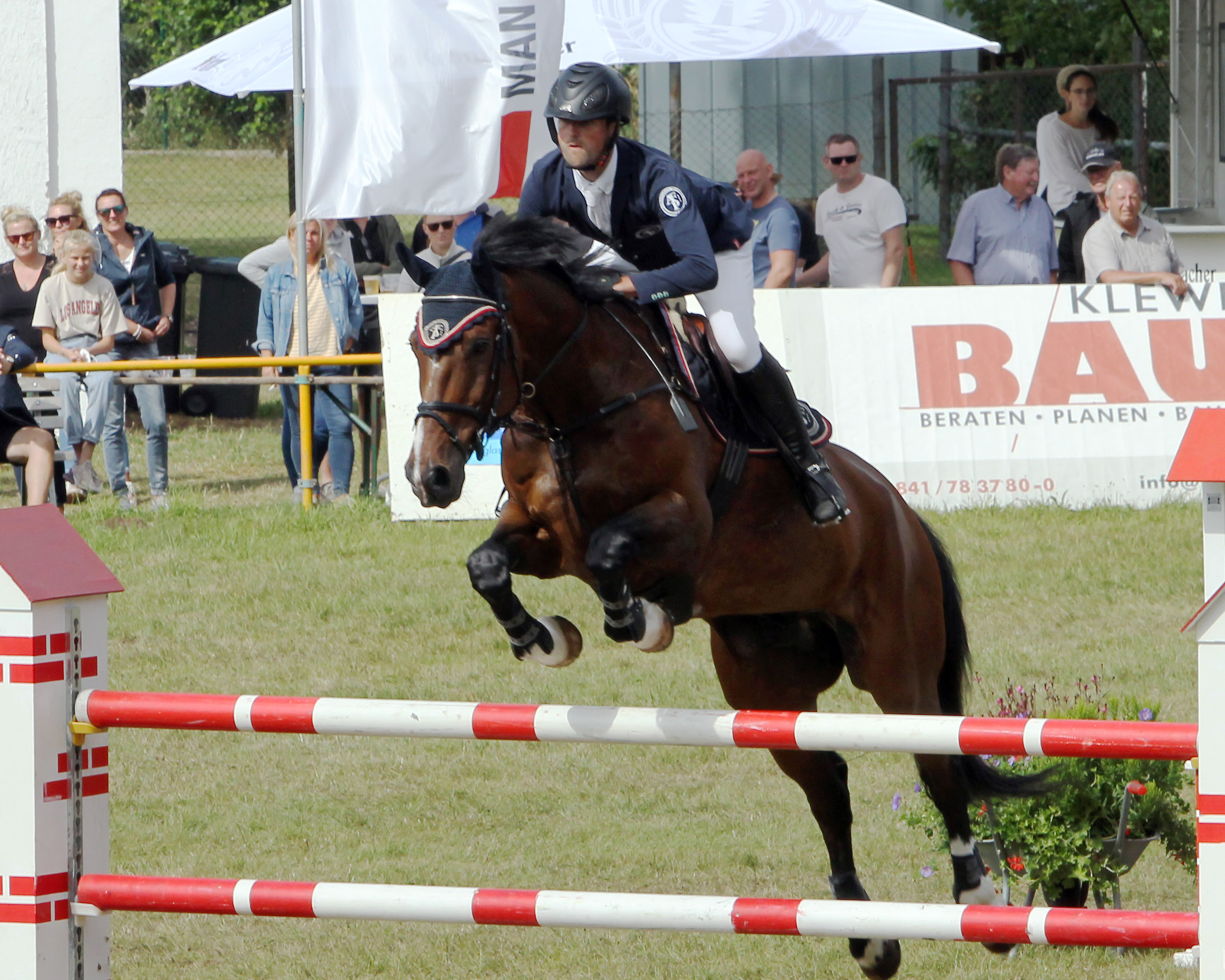 Der Sieg im Großen Preis beim 46. Reitturnier in Blowatz ging nach Gadebusch an Philipp Makowei auf Quester. © Jutta Wego