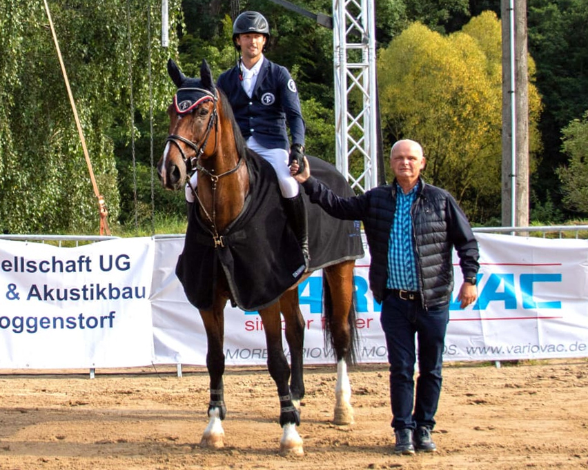Sponsor Andreas Neumann, Geschäftsführer der Vorpommern Ausbaugesellschaft in Roggendorf, fratuliert Philipp Makowei zum Sieg im Großen Preis. © KaLo