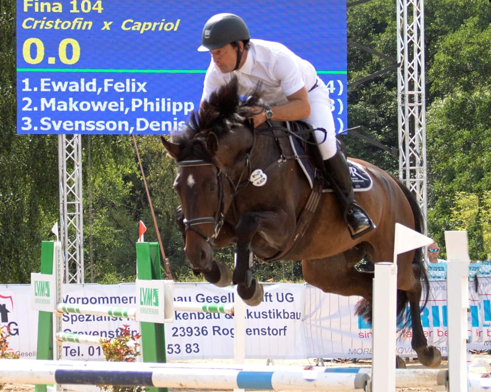 Ein neues Talent hat Richard Robinson (Steffenshagen) mit Fina unter dem Sattel, mit der er die Springpferdeprüfung Klasse L gewann. © KaLo