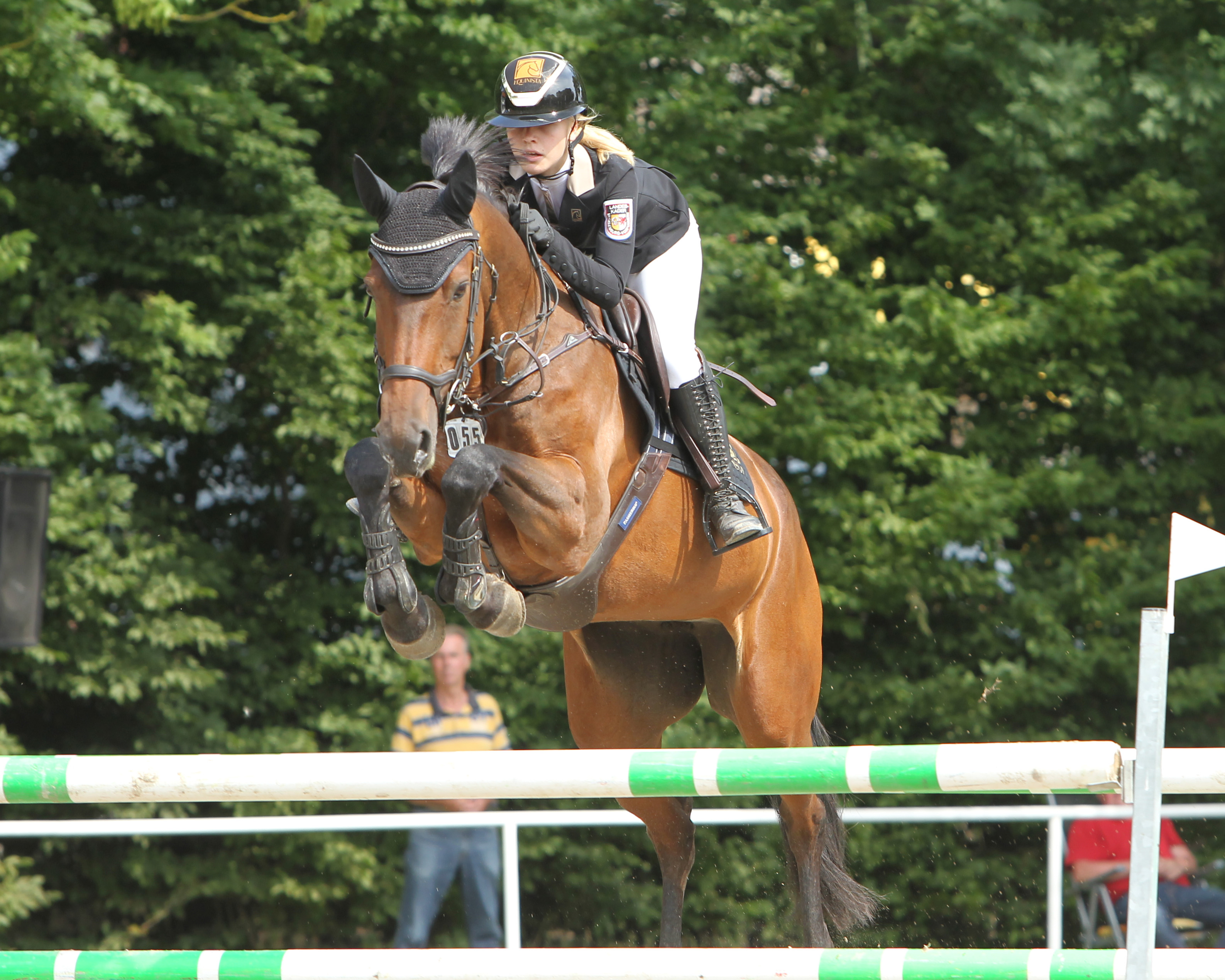 Die 12-jährige Emma Wiktor schlug einmal mehr die ältere Konkurrenz und gewann das M-Springen am Samstag auf Clara. © Jutta Wego