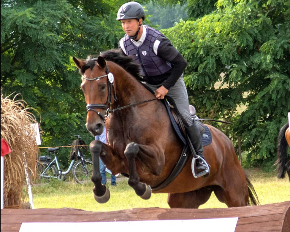 Andreas Brandt holte sich bei der sachsen-anhaltinischen Meisterschaft im Vielseitigkeitsreiten mit Esra BS den Sieg in der Hauptprüfung, einer Vielseitigkeitsprüfung Klasse L. © KaLo