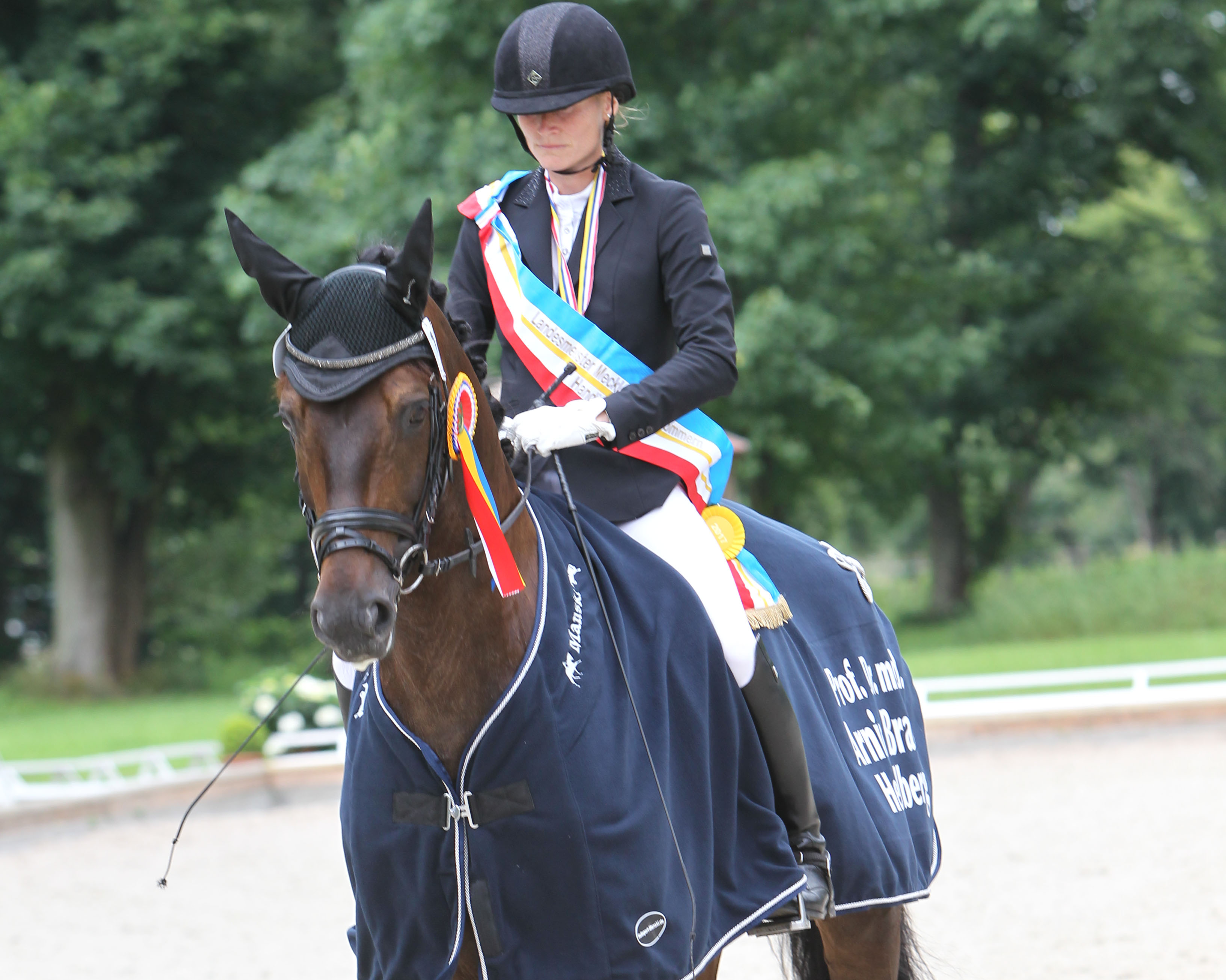 Saskia Deutz steht in Tokio vor der größten Herausforderung ihrer sportlichen Karriere. Das Foto zeigt sie bei der Ehrung als Landesmeisterin der Ü40 Reiter in Redefin. © Jutta Wego