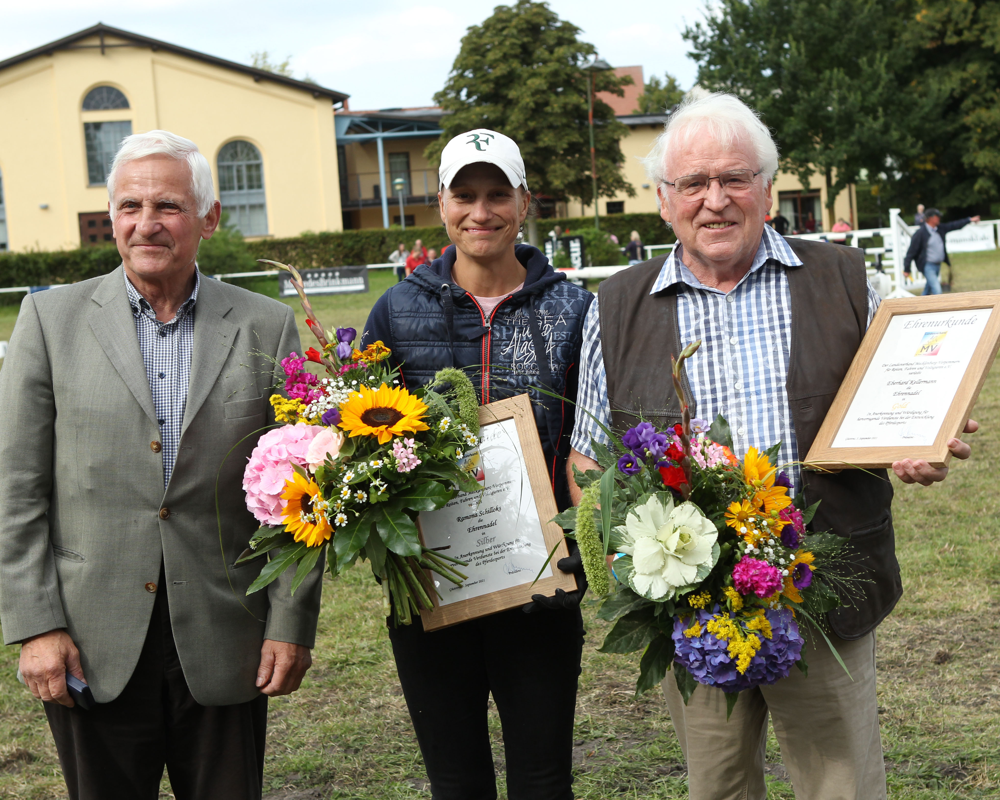 Verbandspräsident Dr. Burkhard Dittmann hat im Rahmen des Güstrower Springturniers Ramona Schilloks mit Silber und Eberhard Kellermann mit der Goldenen Ehrennadel des Verbandes für ihr Jahrzehnte langes Engagement ausgezeichnet. © Jutta Wego