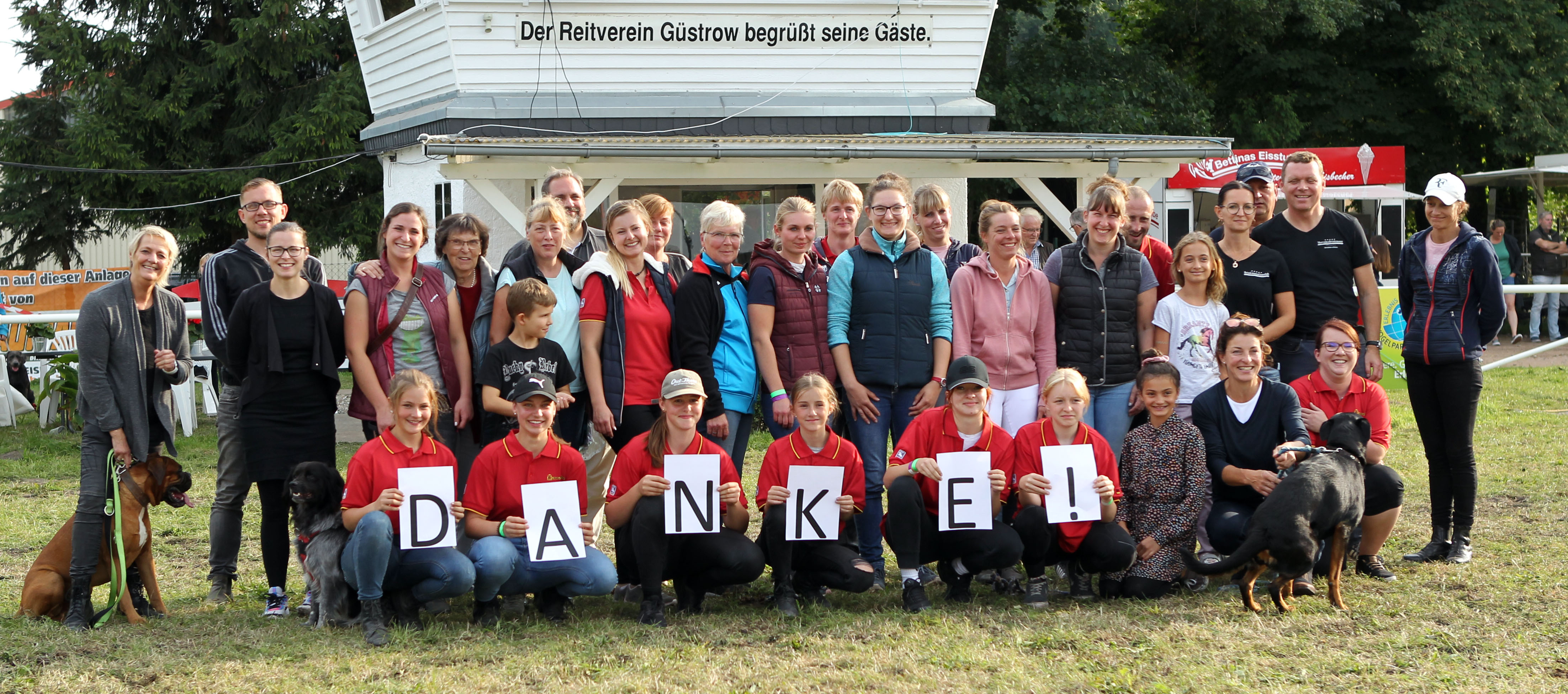 Das gesamte sehr engagierte Team des Reitvereins Güstrow sagt am Ende eines sehr gelungenen und harmonischen Turniers auf dem Reitplatz am Sonnenplatz DANKE. © Jutta Wego