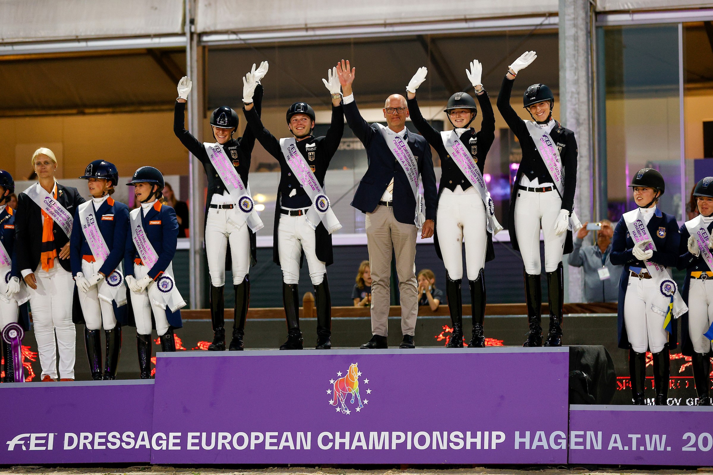 Team-Europameister Dressur: Das zweite deutsche Gold für Ann-Kathrin Lindner, Raphael Netz, Teamchef Klaus Roeser, Semmieke Rothenberger und Ellen Richter. (Foto: Stefan Lafrentz)