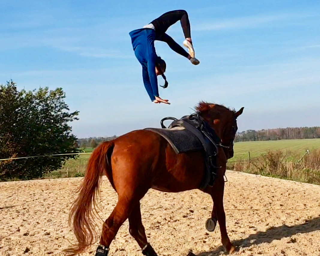 Alina Roß bei einer akrobatischen Übung im Training auf heimatlichem Terrain in Userin. © privat