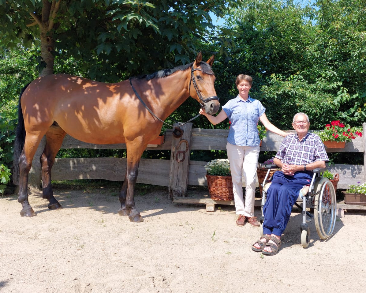 Wolfgang Müller mit seiner Frau Ina Saalbach-Müller auf ihrem Anwesen in Löbnitz. © Begall