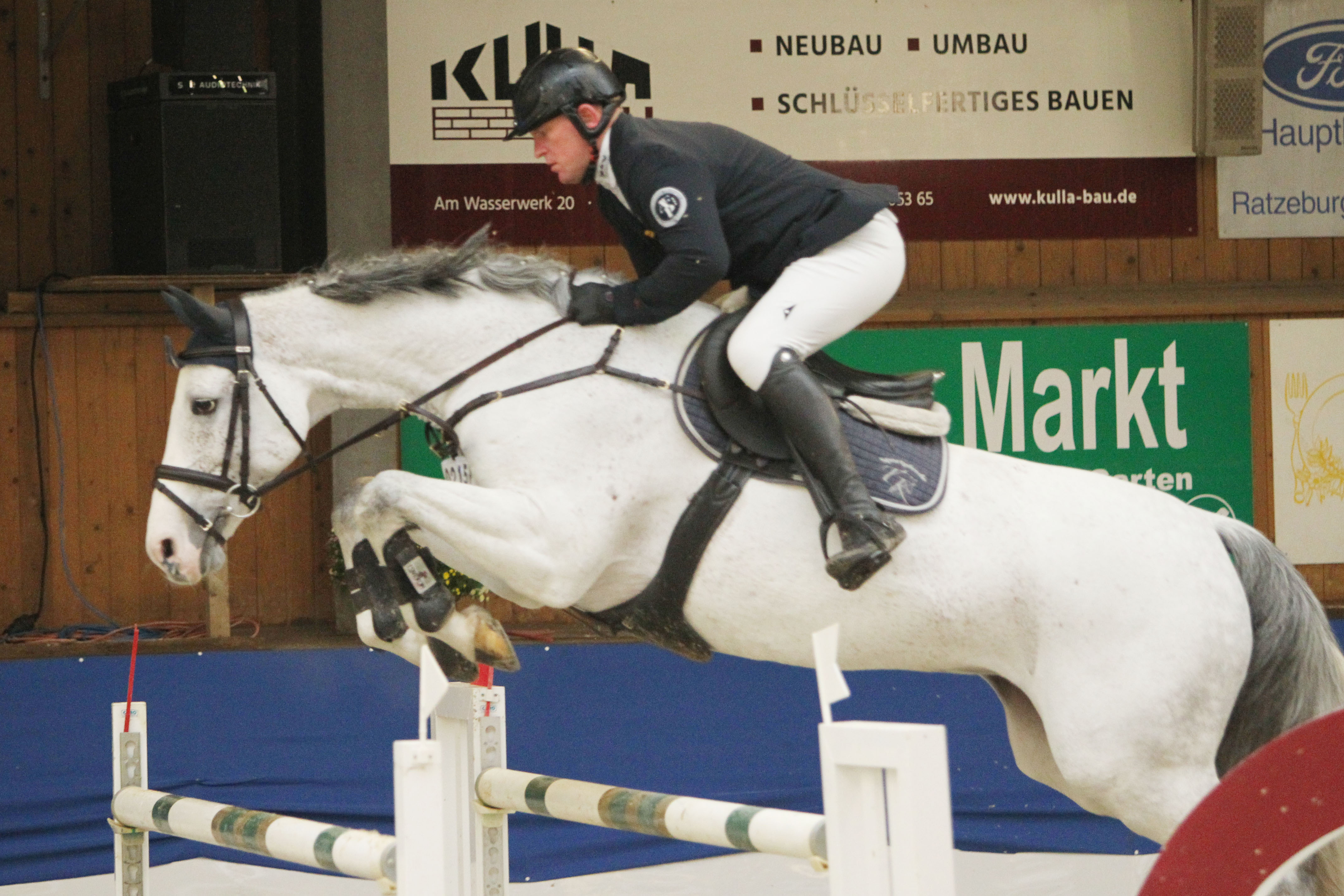 Mit dem letzten Ritt hat Thomas Kleis (Schloss Wendorf) auf der Schimmelstute Donna Lottchen am Samstag das Championat von Gadebusch gewonnen. © Jutta Wego