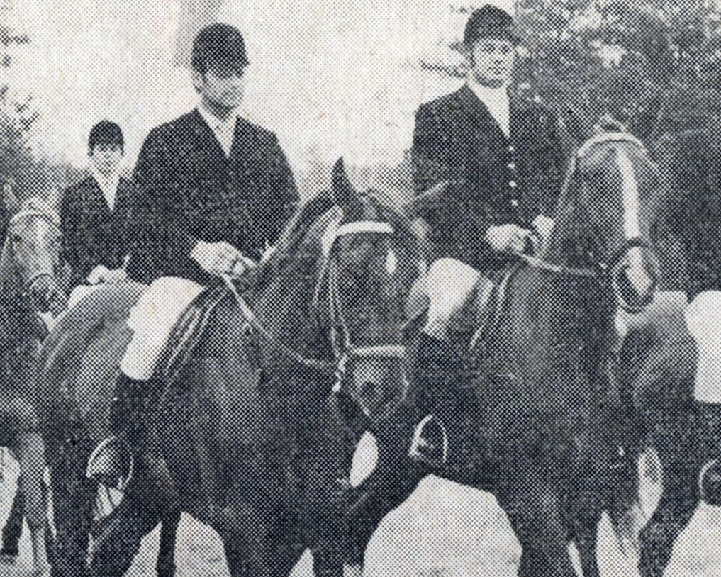 1971 - die Gadebuscher Peter Heitmann und Udo Fenner beim Einzug der Teilnehmer zur DDR-Meisterschaft im Vielseitigkeit- und Geländereiten in Gotha. © Mihatsch