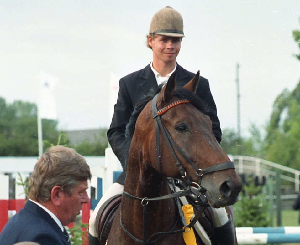 Michael Nagel war mit Samarkant 1990 erster Landesmeister im Springen. Karl-Wilhelm Marquardt, 1. Verbandspräsident in MV, gratuliert. © Jutta Wego