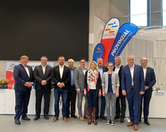 Das neue Präsidium: v.li.: Gerd Hamm (Vertreter der LFV), Tilo Gundlack (Beisitzer), Torsten Haverland (Geschäftsführer), Lothar Großklaus (Vertreter der SSB/KSB), Theo Hadrath (Vorsitzender der Sportjugend), Daniela Schöne (Frauenbeauftragte), Prof. Dr. Winfried Melcher (Schatzmeister), Anne Bader (Lehrwartin), Wolfgang Waldmüller (Beisitzer), Andreas Bluhm (Präsident), Frank Benischke (Vizepräsident Leistungssport); nicht im Bild: Virginia Paul-Walther (Vizepräsidentin Breiten-sport), Stefan Sternberg (Beisitzer) © LSB MV