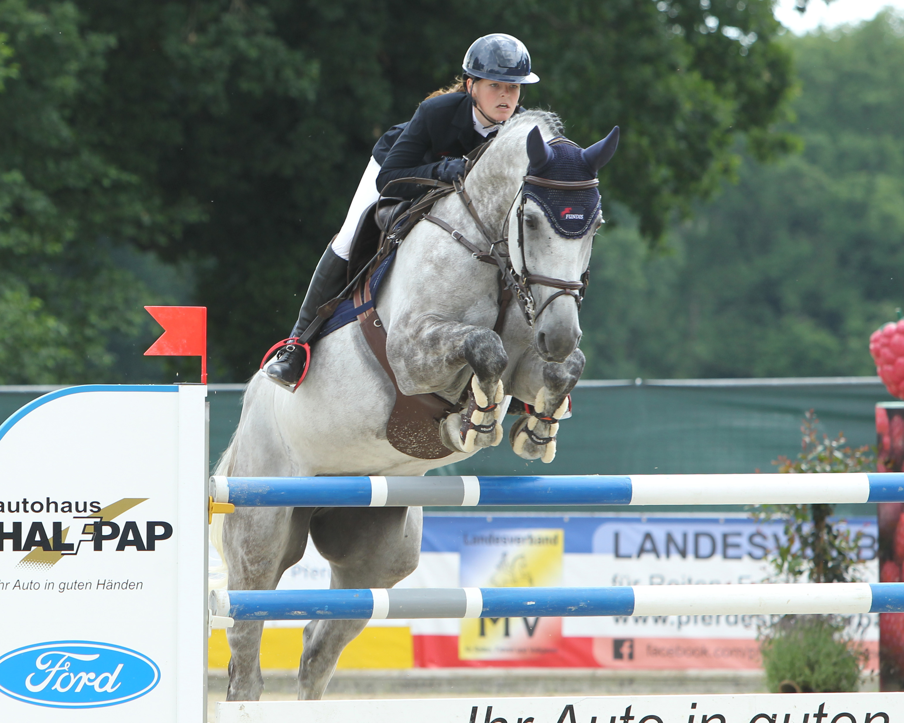 Die 19-jährige Lilli Plath und Sharlie Sheen von der Insel Poel – ein starkes Paar das, wie alle die am CSI Neustadt/Dosse teilnehmen wollten, durch Corona vom Finale der U25 Future-Tour ausgebremst wird. ©Jutta Wego