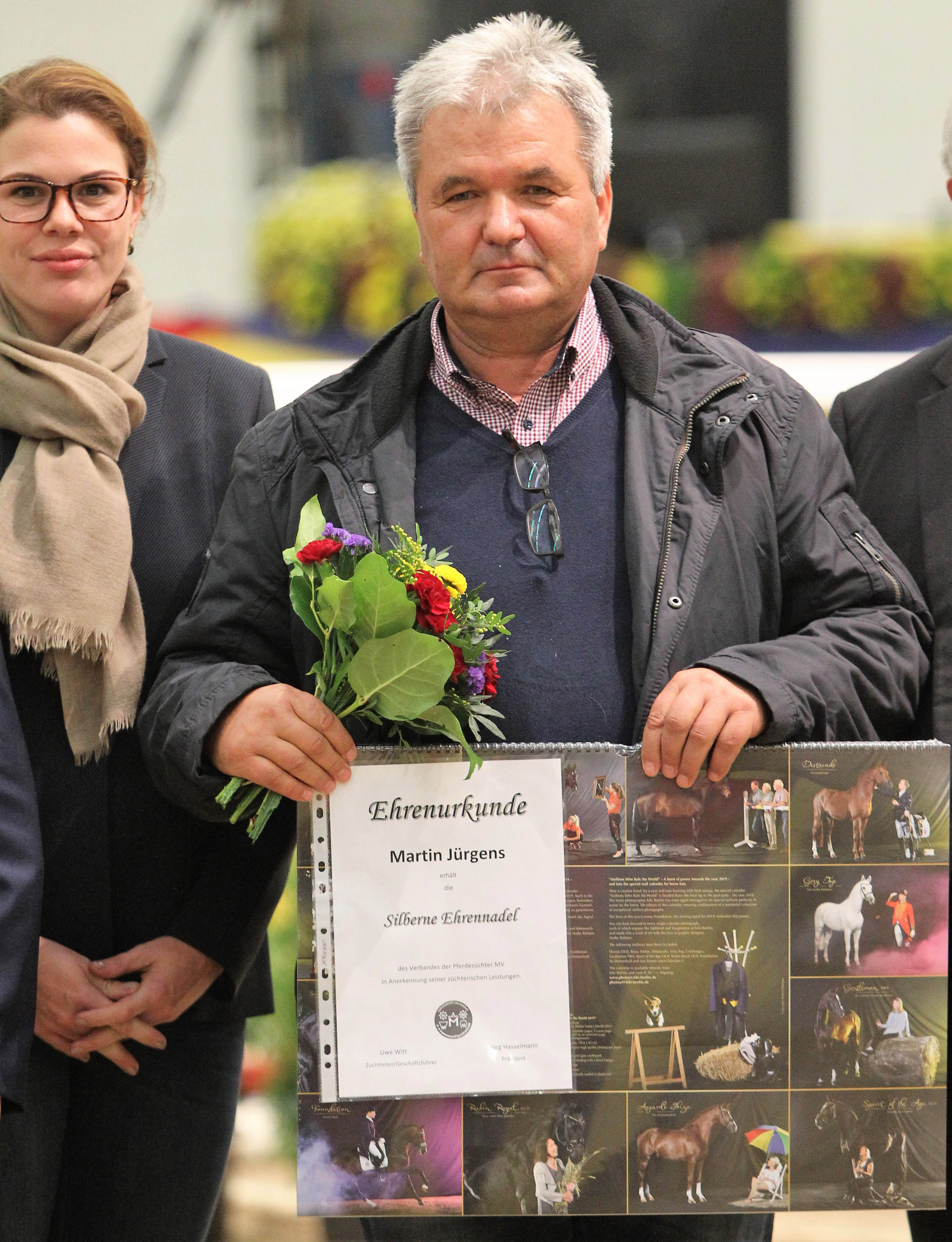 Für seine Erfolge und sein umfangreiches Wirken in der Pferdezucht erhielt Martin Jürgens 2019 aus der Hand der Zuchtleiterin Karoline Gehring die silberne Ehrennadel des Verbandes. ©Jutta Wego