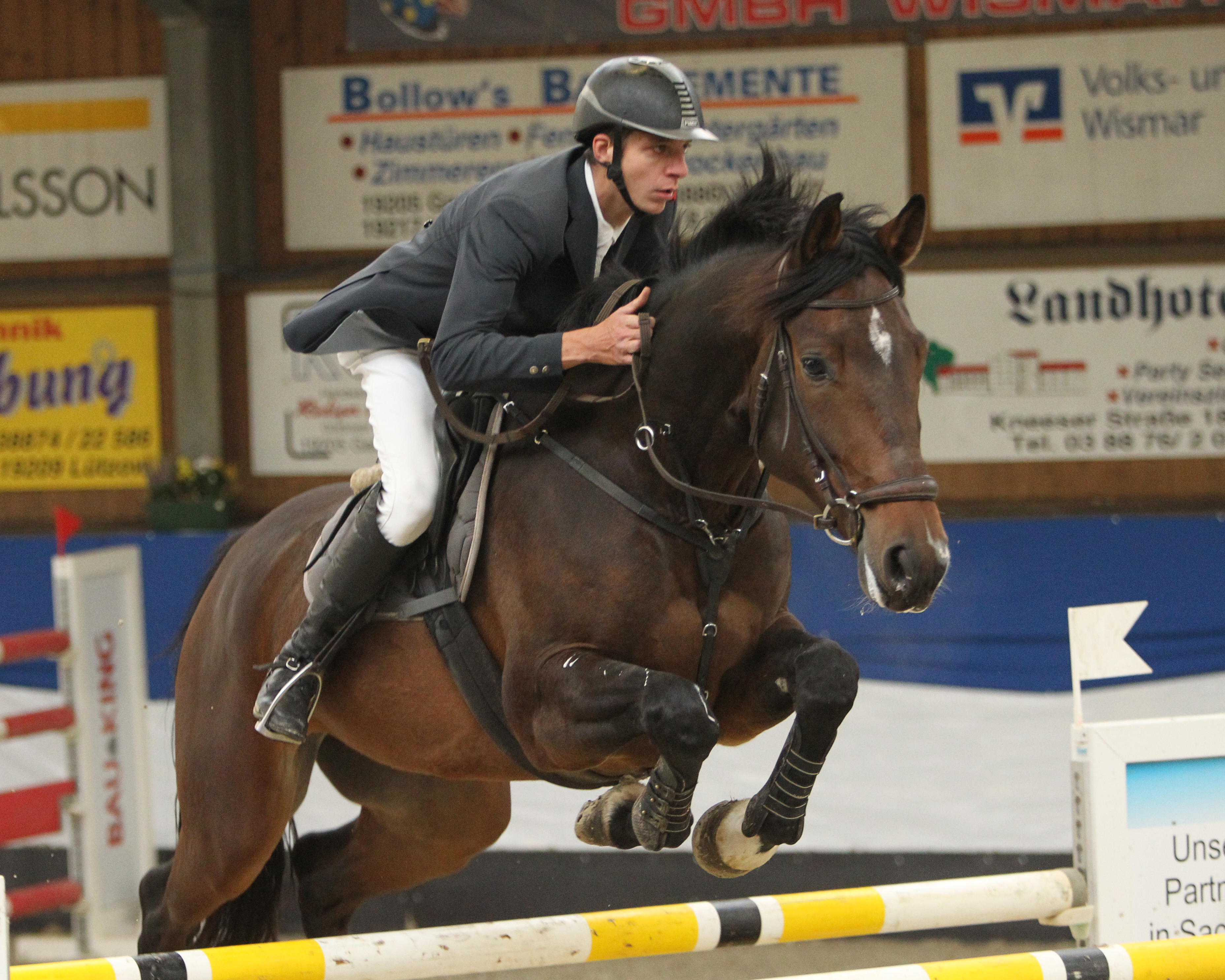 In den beiden M-Springen beim Auftakt der „Fleesensee Classics“ in Göhren-Lebbin, die Höhepunkte des Turniers, wurde Lukas Burmeister aus Blüthen mit Dyros Erster und Zweiter. ©Jutta Wego