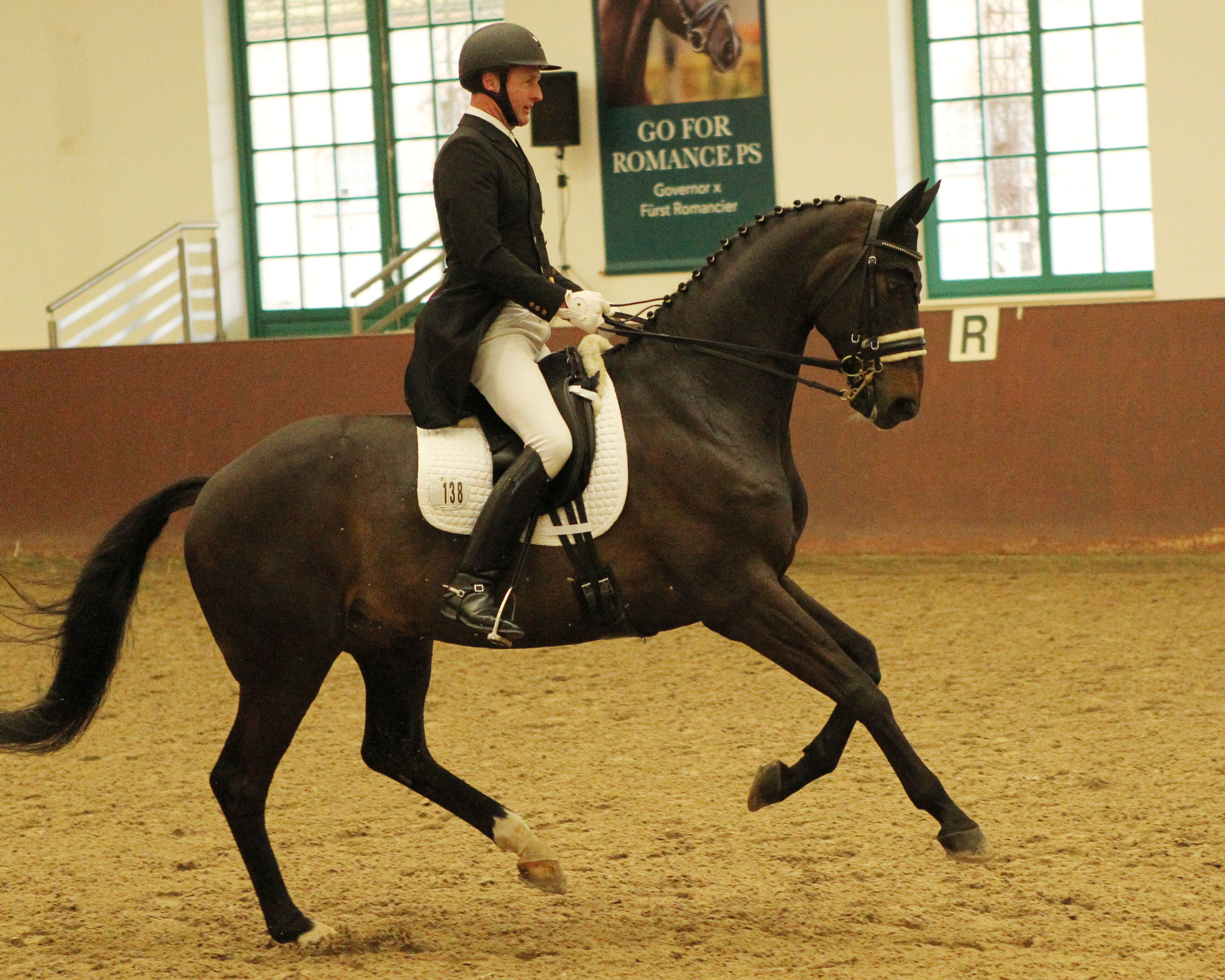 Mit zwei deutliche S-Siegen auf dem 10-jährigen Hengst Royal Rubiniro hat Ronald Lüders vom Reitverein Güstrow das Landes-Hallen-Championat dieses Jahres in Redefin gewonnen. © Jutta Wego
