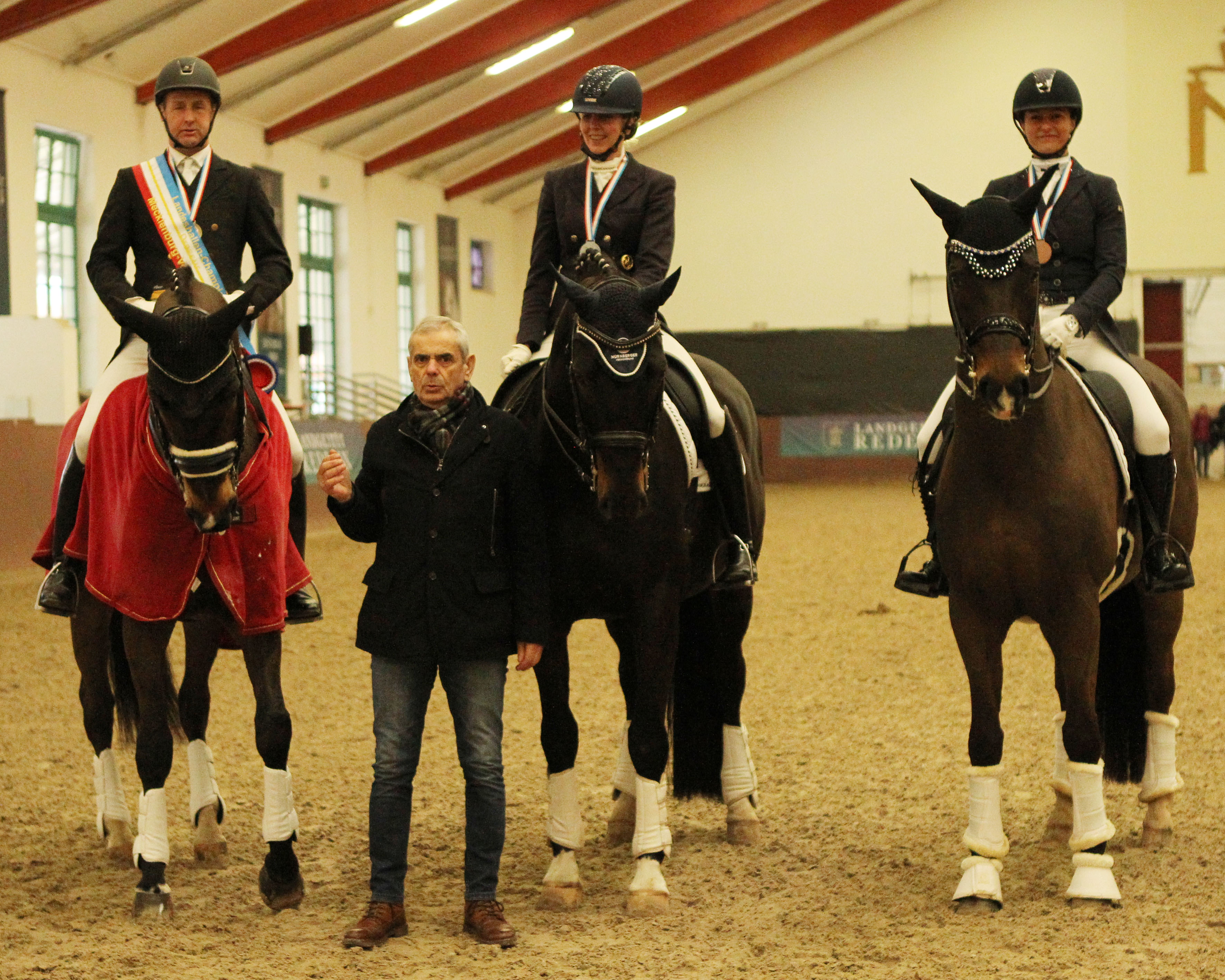 Verbandsvizepräsident Rolf Günther gratuliert die Medaillengewinner der Championatsklasse S: Ronald Lüders, Güstrow (Gold), Christina Thieme, Redefin (Silber) und Susanne Voß, Güstrow (Bronze). © Jutta Wego