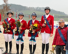 Das deutsche Junge Reiter-Team mit Johann Greve (r.) und Bundestrainer Eberhard Seemann, das im Nationenpreis den 3. Platz belegte. © privat