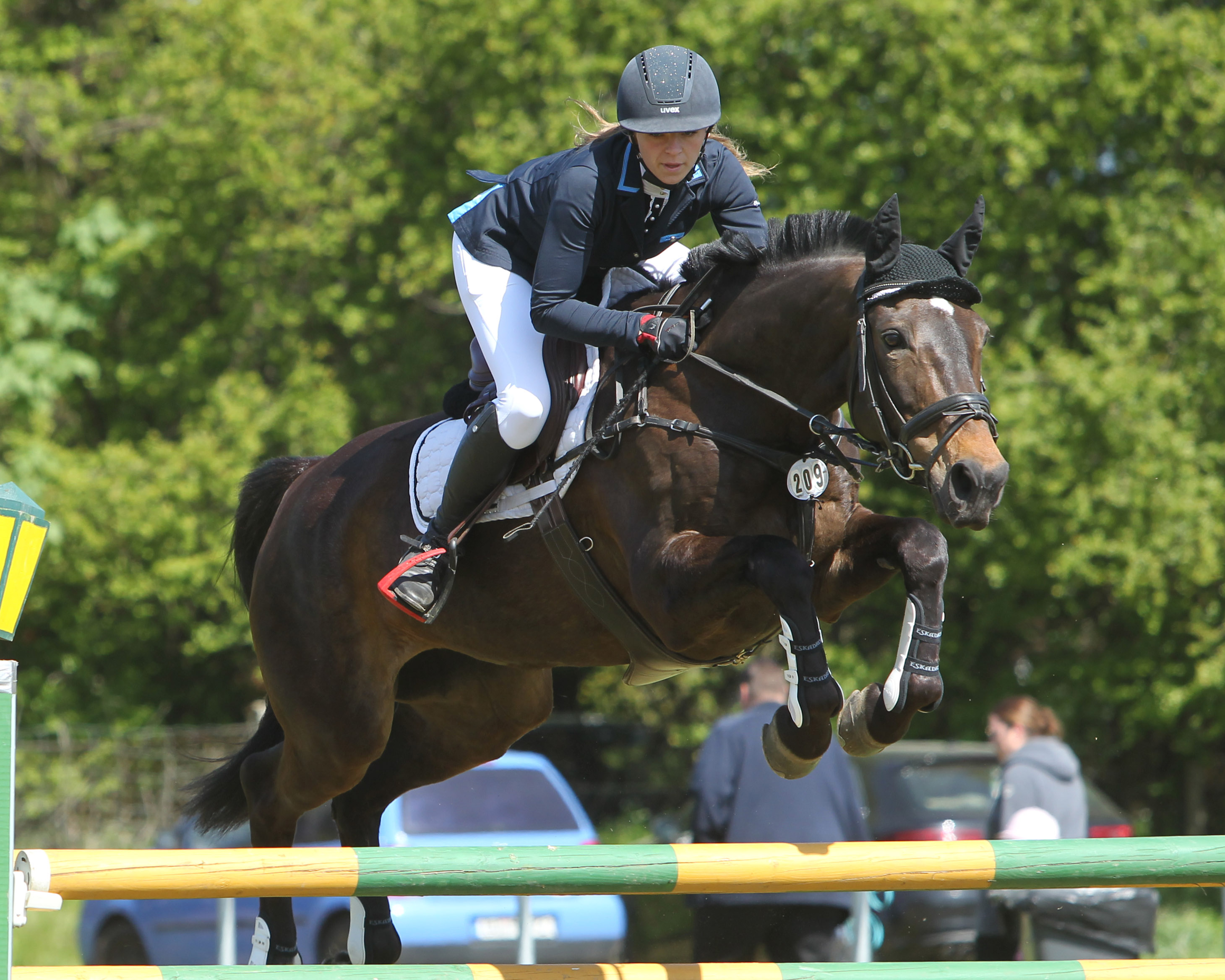 Paulin Gramenz aus Sassnitz hat am Sonntag beide L-Springen mit ihrer 17-jährigen Stute Fanny gewonnen und erhielt den Stilpreis von Bemer Reitsport. © Jutta Wego