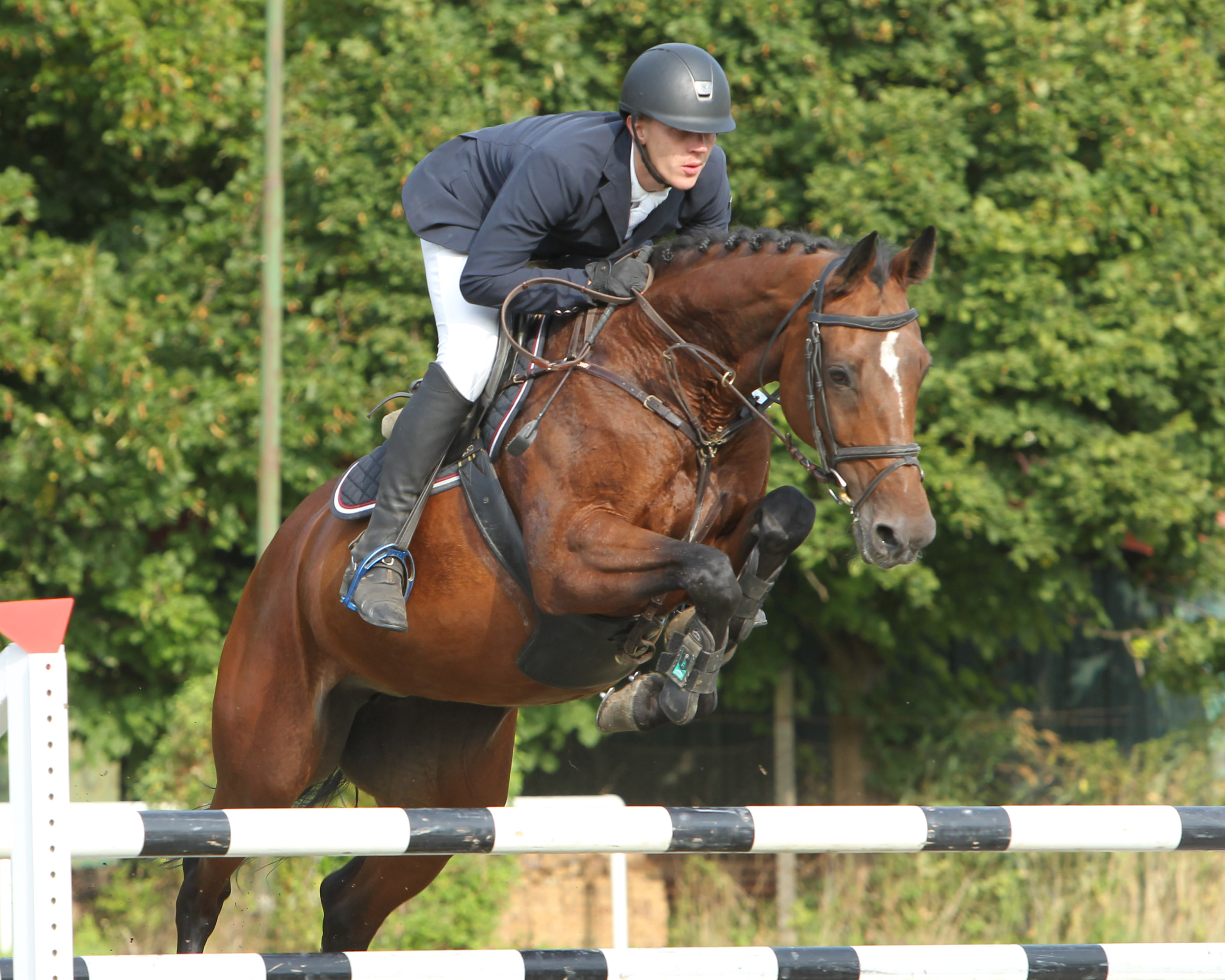 Für Martin Kühl war es nach seinem USA-Aufenthalt mit André Thieme nach November in Ahlbeck wieder das erste Turnier. Er kam zu zwei Siegen und gewann das Hauptspringen mit C’est la vie. © Archiv Wego