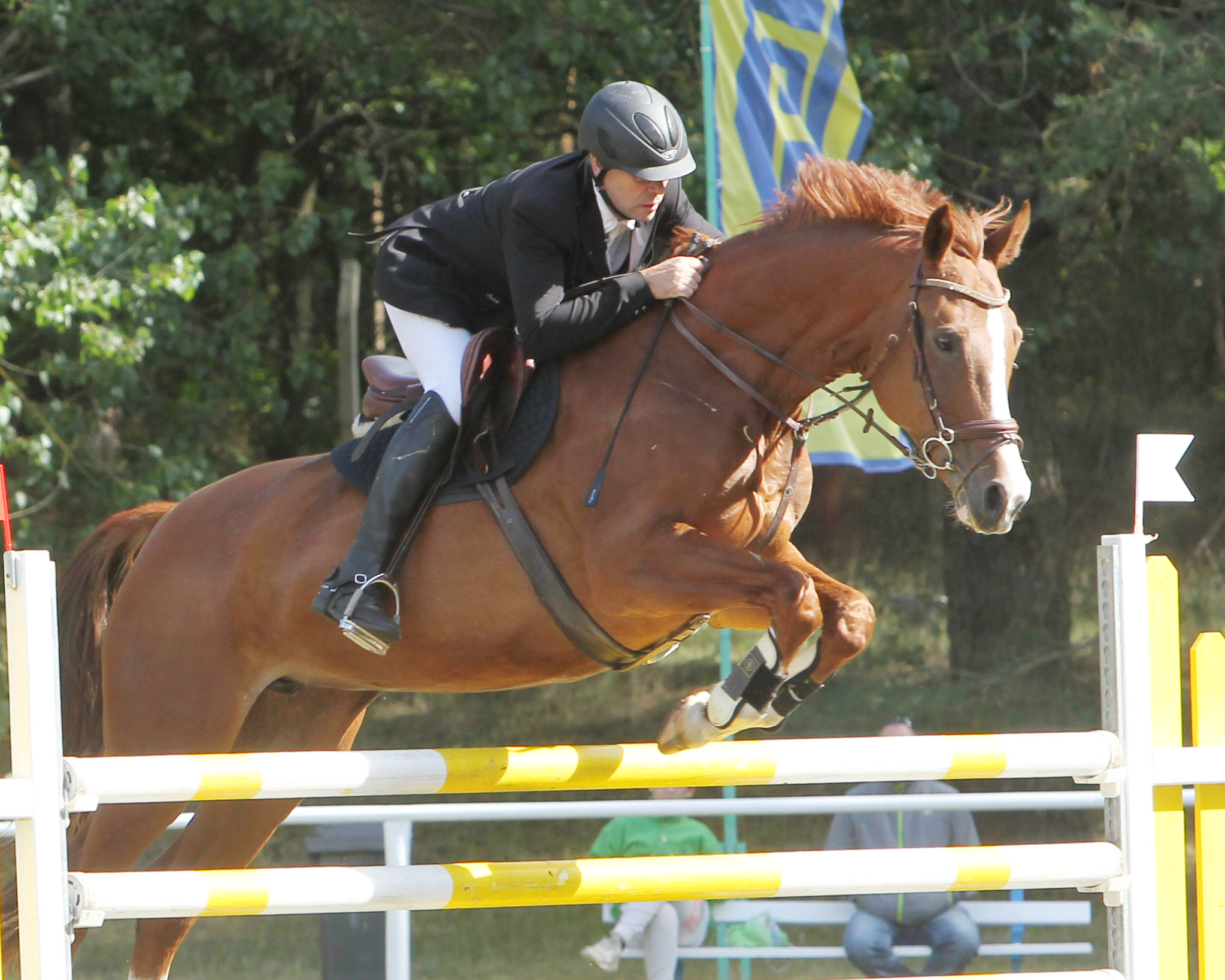 Vor heimischem Publikum war auch Turnierleiter Karsten Krohn siebenmal erfolgreich. Im L-Springen wurde er auf der 10-jährigen Stute Perlenfeuer Vierter. © Archiv Wego