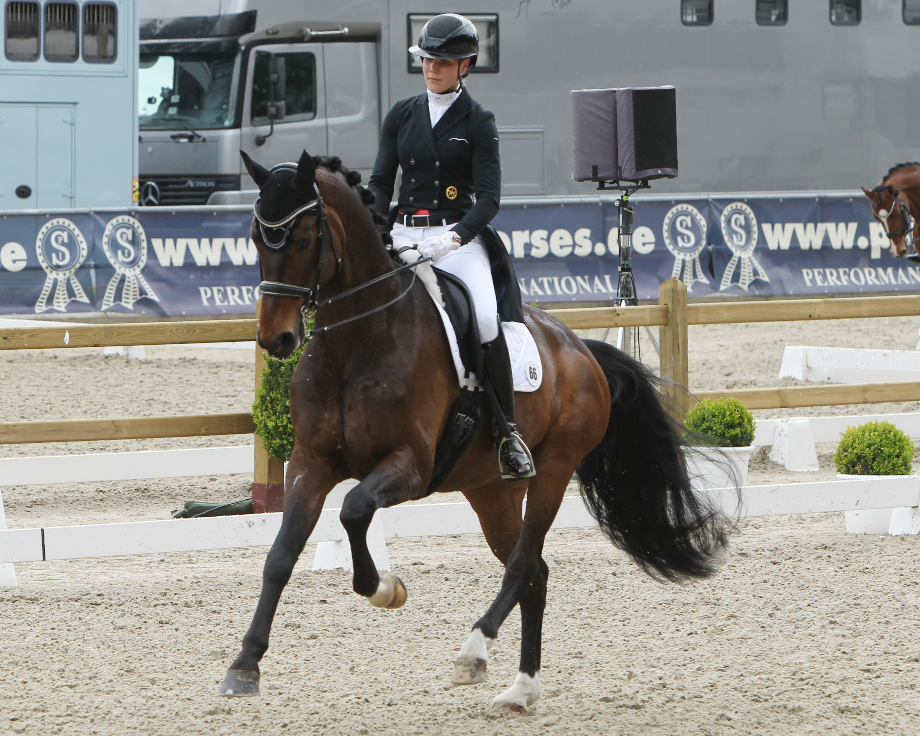 Überragende Dressurreiterin des Turniers wurde Julia Brunkhorst. Mit dem 8-jährigen Elitist (v. Escolar) gewann sie überlegen beide St. Georg Spezial zum NÜRNBERRGER Burgpokal der 7-9-jährigen Dressurpferde. © Jutta Wego