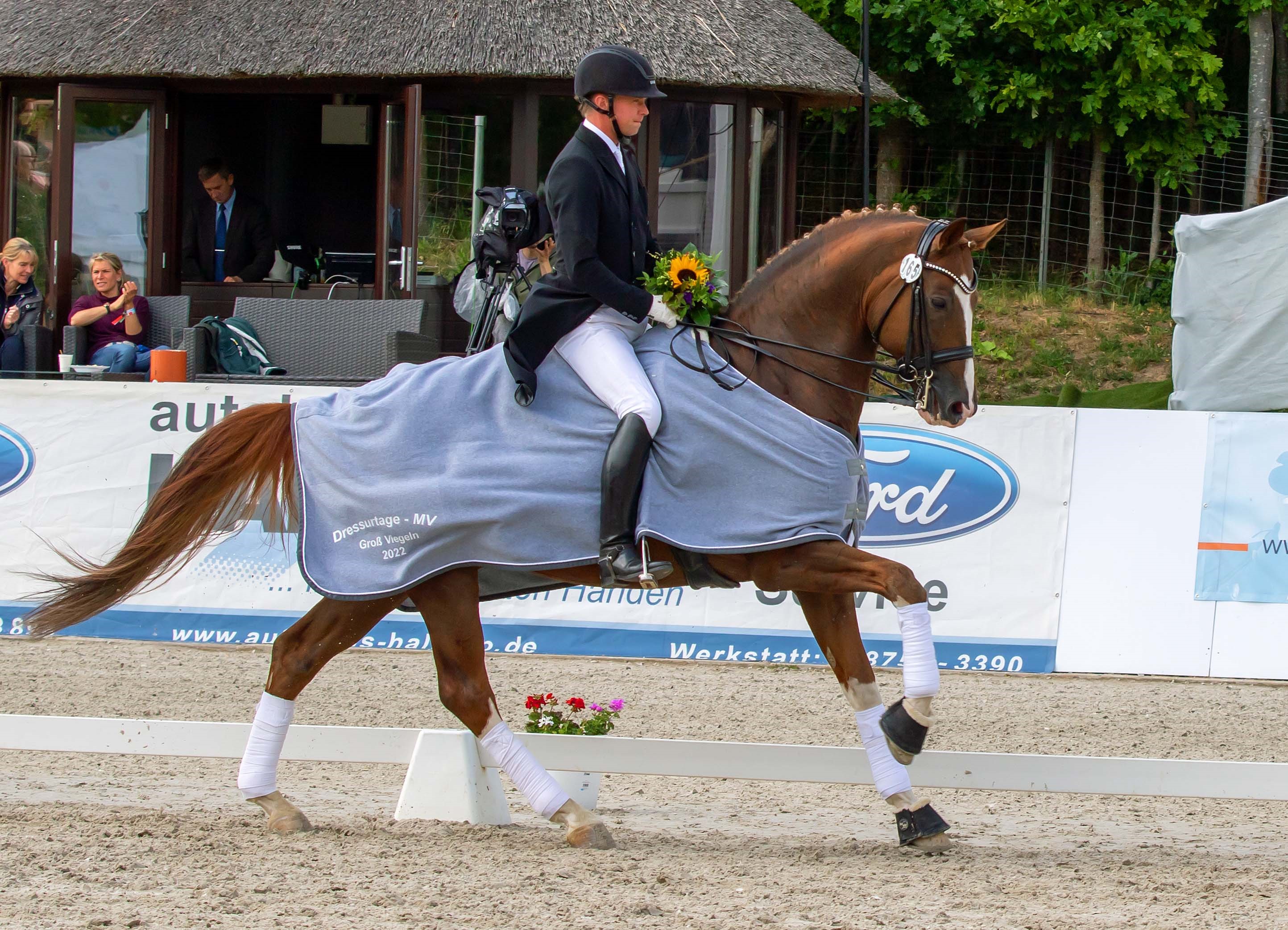 Christian Flamm aus Schönwalde-Glien kam zum Kurz-Grand-Prix und siegte auf dem 10-jährigen Quaterback-Sohn Quat-Royal mit 71,628 Prozent. © KaLo