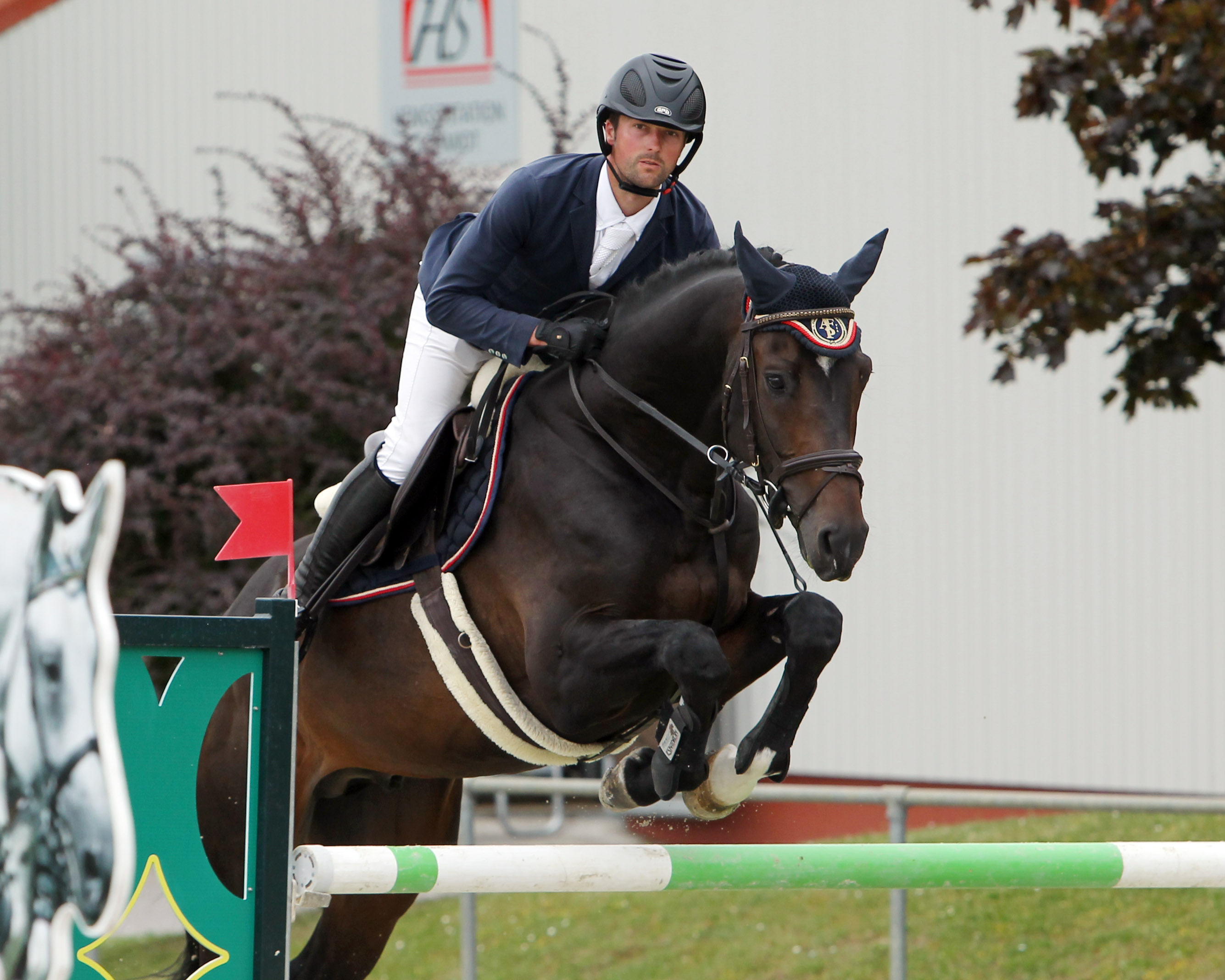 Der Gadebuscher Philipp Makowei hat den 6-jährigen Redefiner Hengst Captain Cook (v. Cascalido) auf Rang 2 mit Wertnote 8,1 qualifiziert. © Jutta Wego