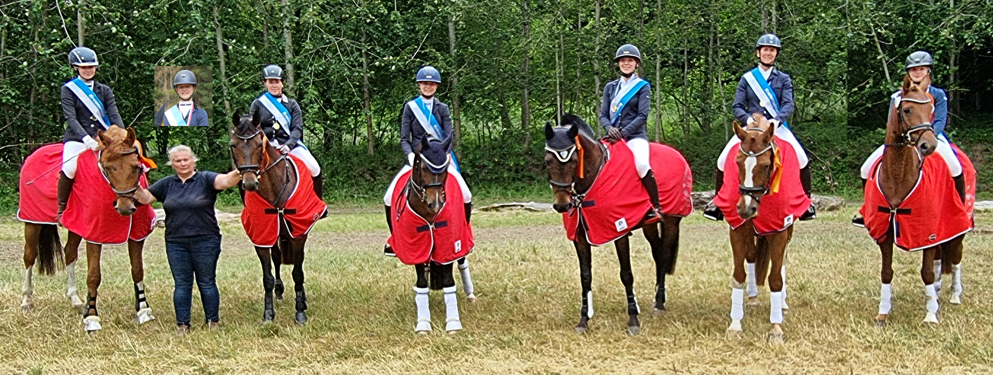Kreisreiterbundvorsitzende Birca Roos mit den neuen Kreismeistern: v.l. Carla Witting, Mia Marit Puvogel (ohne Pferd), Antje Füsting, Stella Baranowski, Paulin Gramenz, Wibke Michaelis und Soraya ter Smitten. © F.Wego