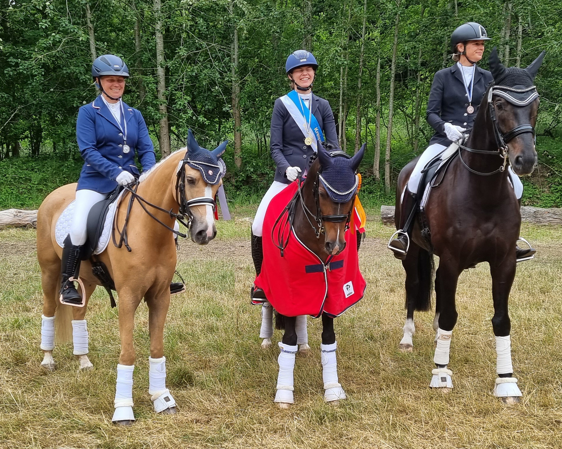 Die Medaillengewinnerinnen in der offenen Dressurklasse: v.l. Jana Lubs (Silber), Stella Baranowski (Gold), Kerstin Wellßow (Bronze). © F.Wego