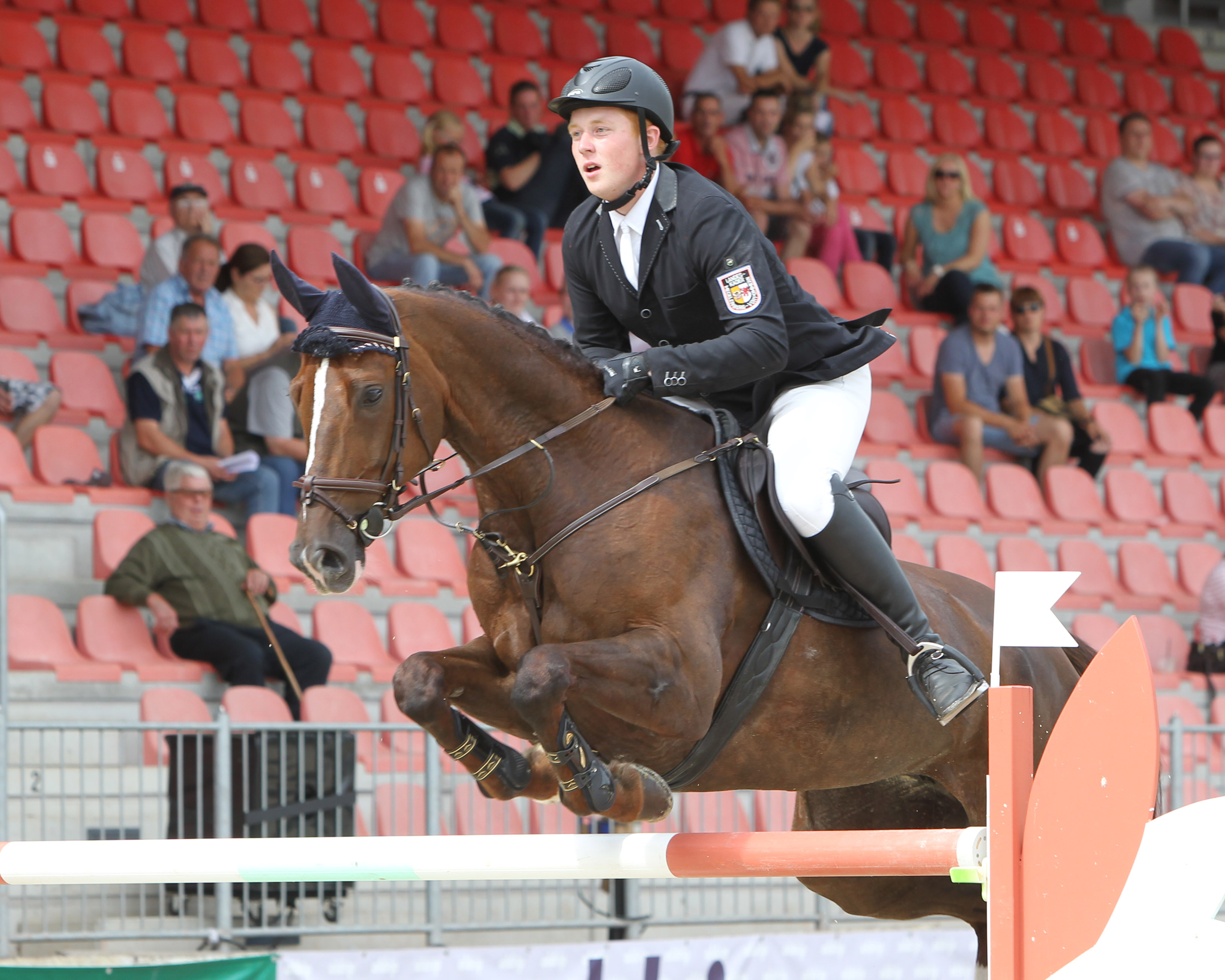 Dyleen 2016 mit Christoph Maack beim Landesturnier in Redefin, dem Höhepunkt ihrer Karriere entgegen springend. © Jutta Wego