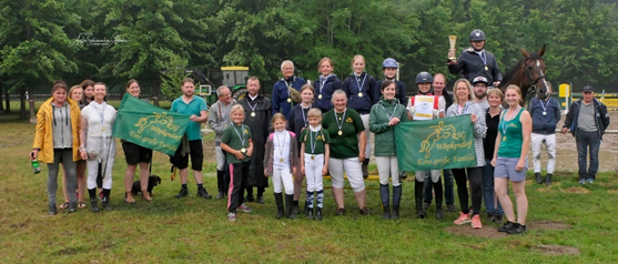 Frohe Gesichter und gute Stimmung beim Pressefoto der Mitglieder der Reitsportgemeinschaft Wöpkendorf, die in Semlow die 5. Vereinsmeisterschaft im Landkreis Vorpommern-Rügen gewonnen haben. © privat