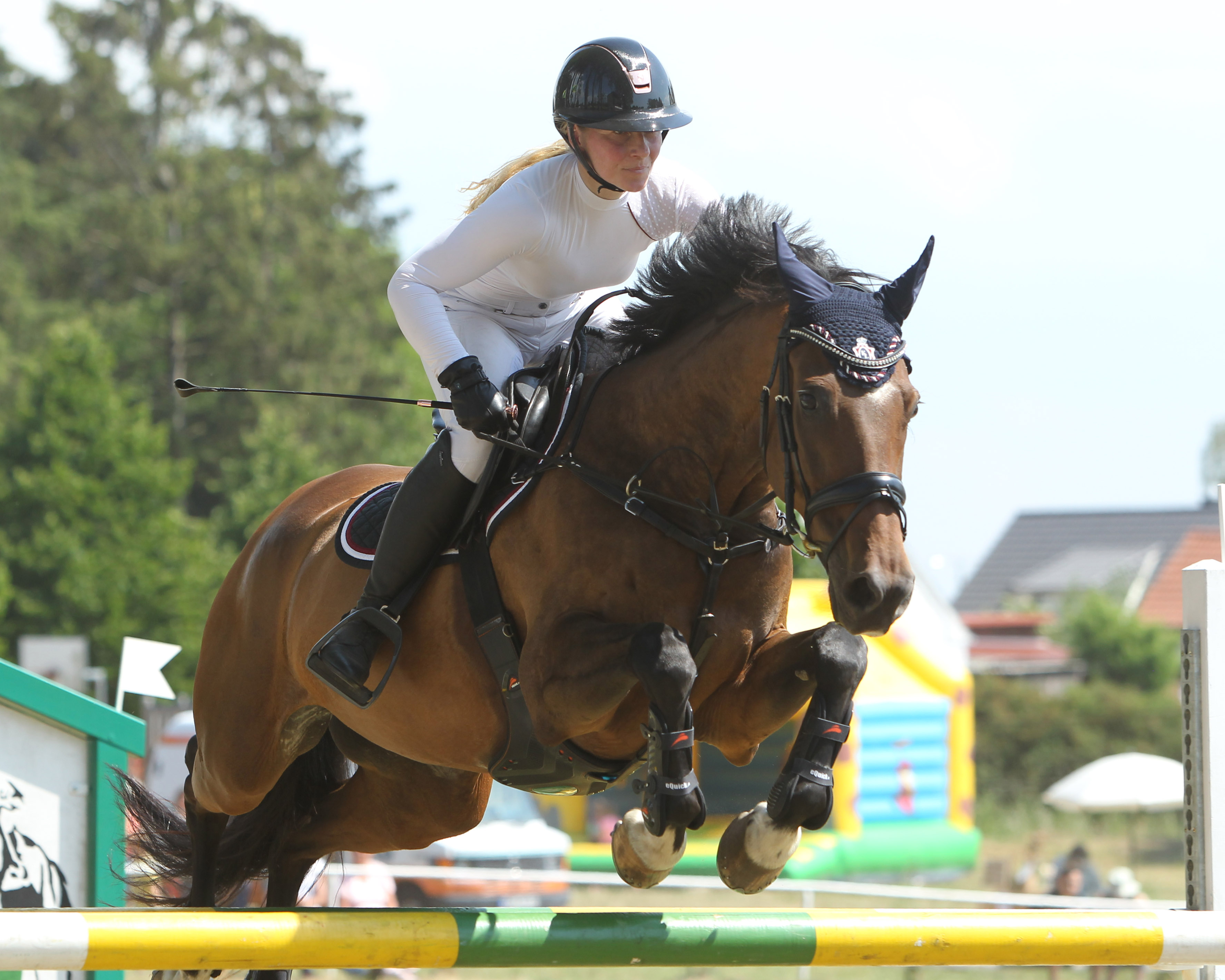 Zu den Siegerinnen am Samstag gehört Juliane Weihs (Grevesmühlen) die mit Chiwa DSK das Zwei-Phasen L-Springen gewann. © Jutta Wego