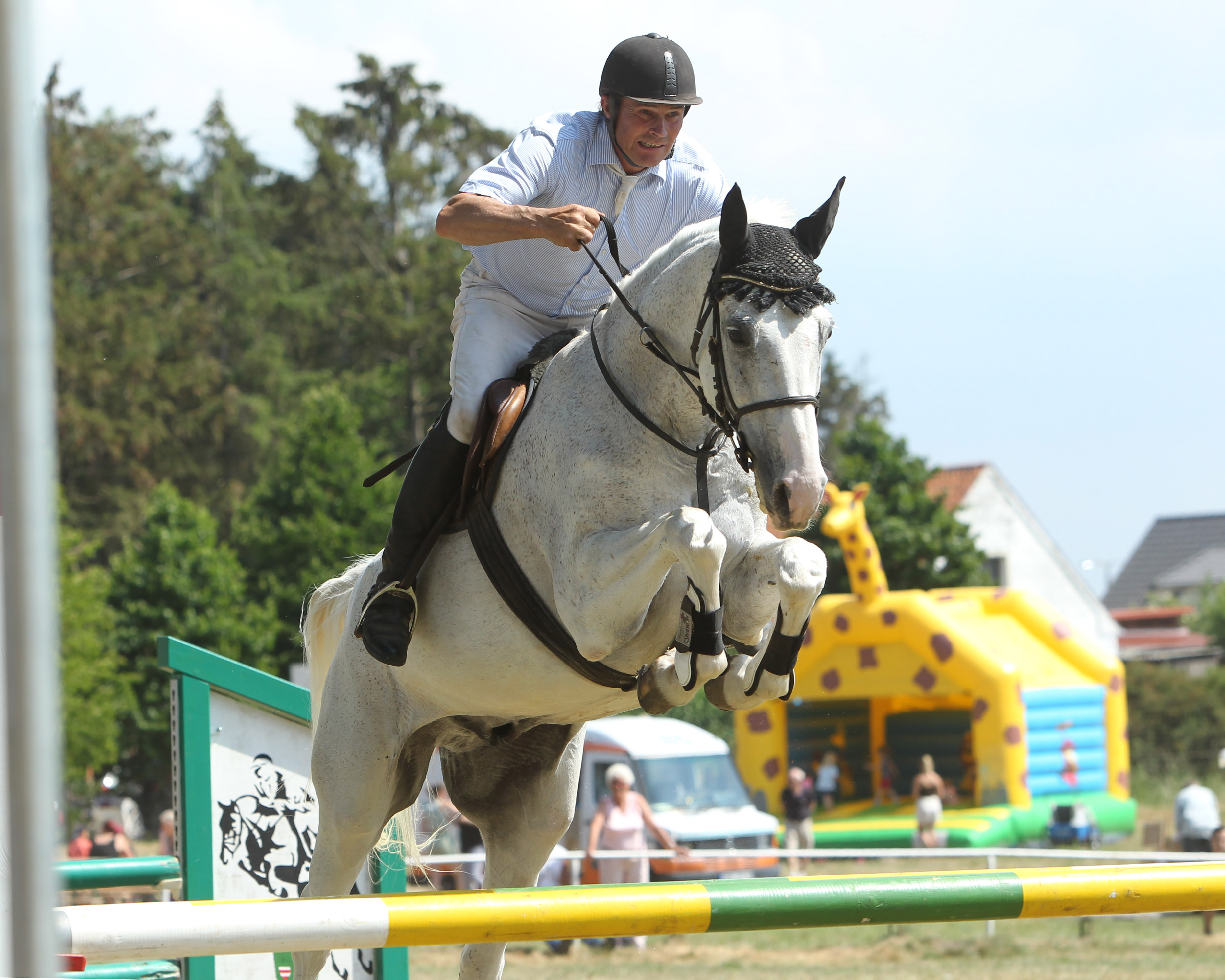 Im L-Springen am Sonntag führte Uwe Thomas (Blowatz)( auf Ibis mit dem einzigen fehlerfreien Ritt die Ehrenrunde an