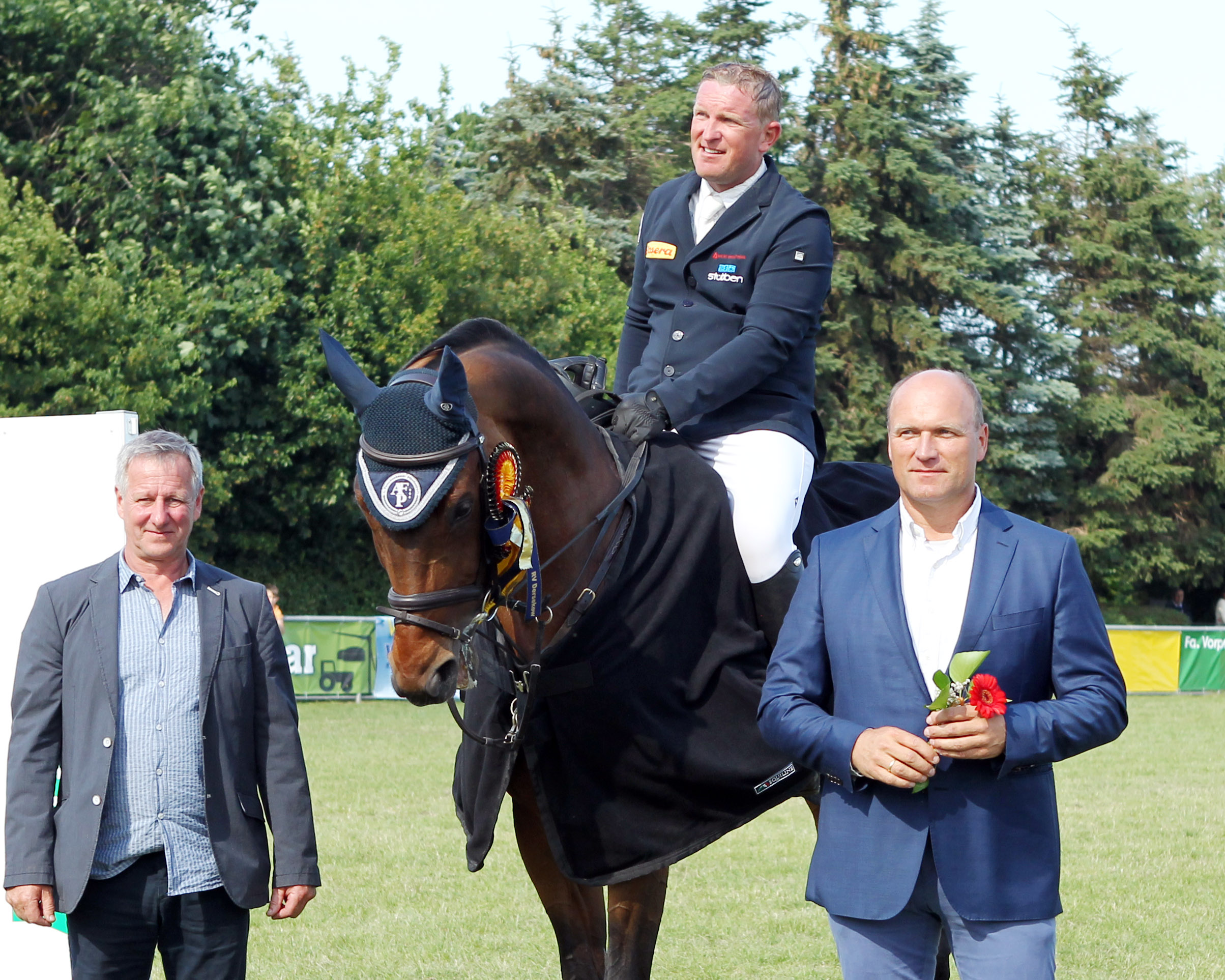 Sponsor Maximilian Graf von Bismarck und Turnierleiter Torsten Lanske gratulieren Thomas Kleis zum Sieg im Großen Preis. © Jutta Wego