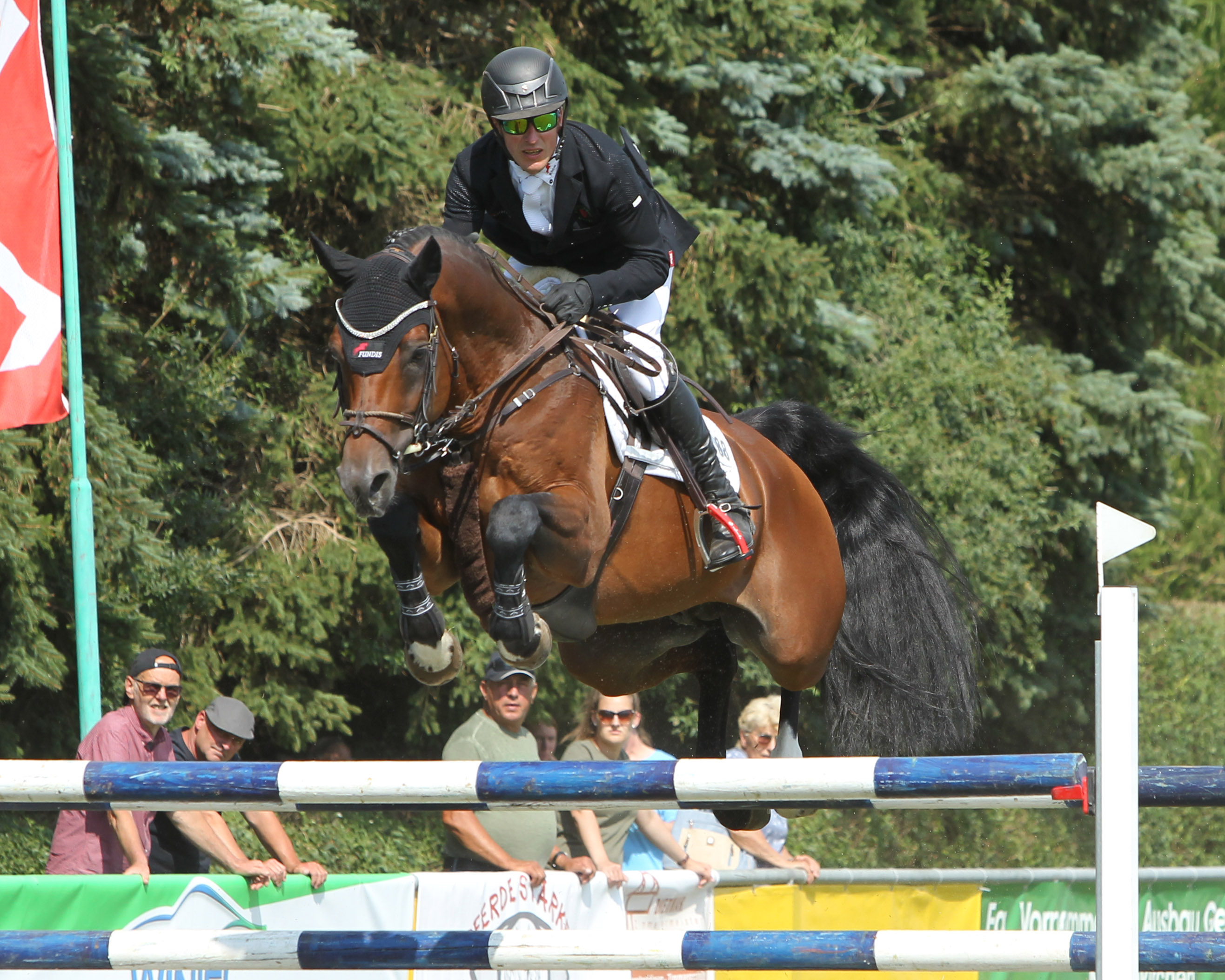 Mit seinem Sieg im Championat und dem 2. Platz im Großen Preis auf dem 8-jäherigen Hengst Catching Fire gehörte Christoph Lanske vom Gastgeber Dersekow zu den erfolgreichsten Teilnehmern des Turniers. © Jutta Wego