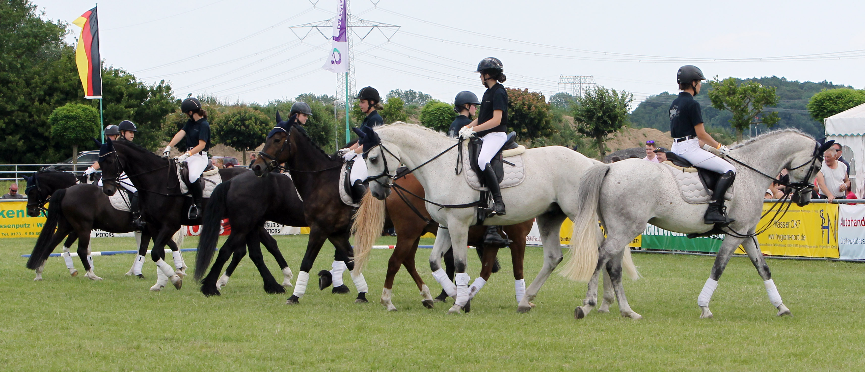 Mit einer gelungenen Achter-Quadrille lockerten Mitglieder des gastgebenden Vereins Dersekow das sportliche Programm am Samstag und Sonntag auf. © Jutta Wego