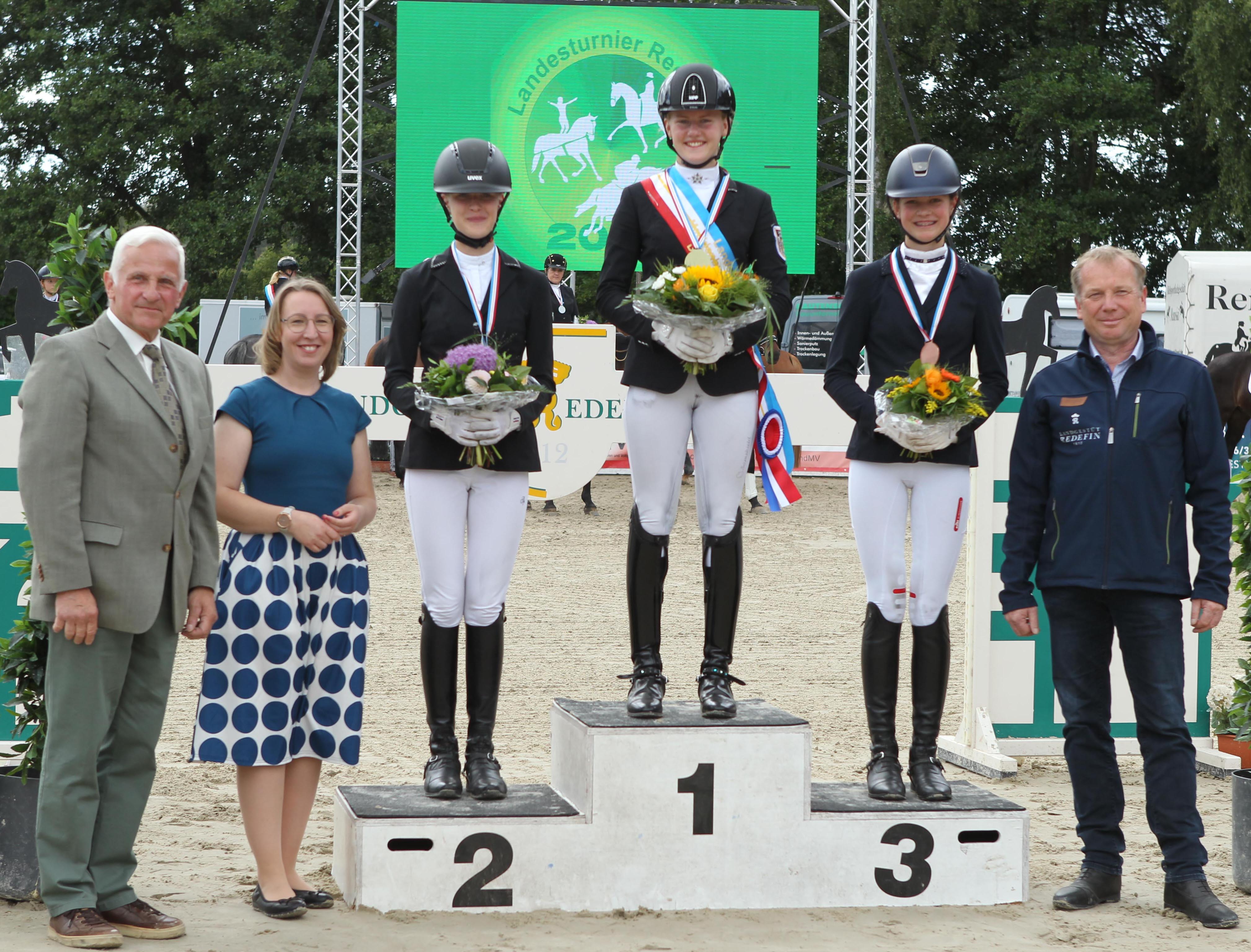Dressur Pony Medaillen: 1. Larissa Bohnstedt, 2. Thea Fischer, 3. Mia Marit Puvogel. Gratulanten Dr. Burkhard Dittmann, Dr. Elisabeth Asmann, Christoph Seite. © Jutta Wego