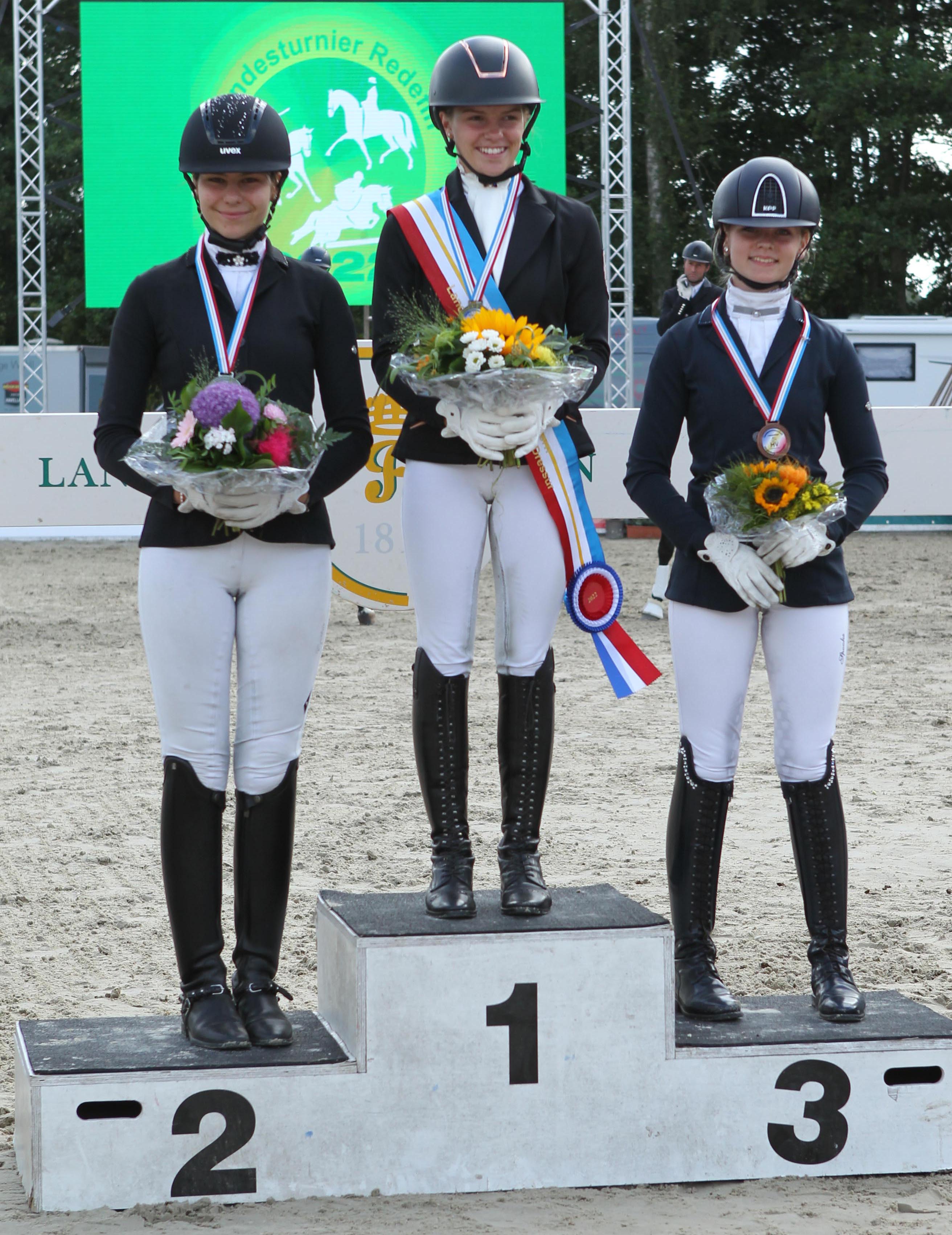 Dressur Nachwuchschampionat Medaillen: 1. Leela Meta Segebrad, 2. Juli Theres Bollmann, 3. Julia-Charlotte Neumann. © Jutta Wego