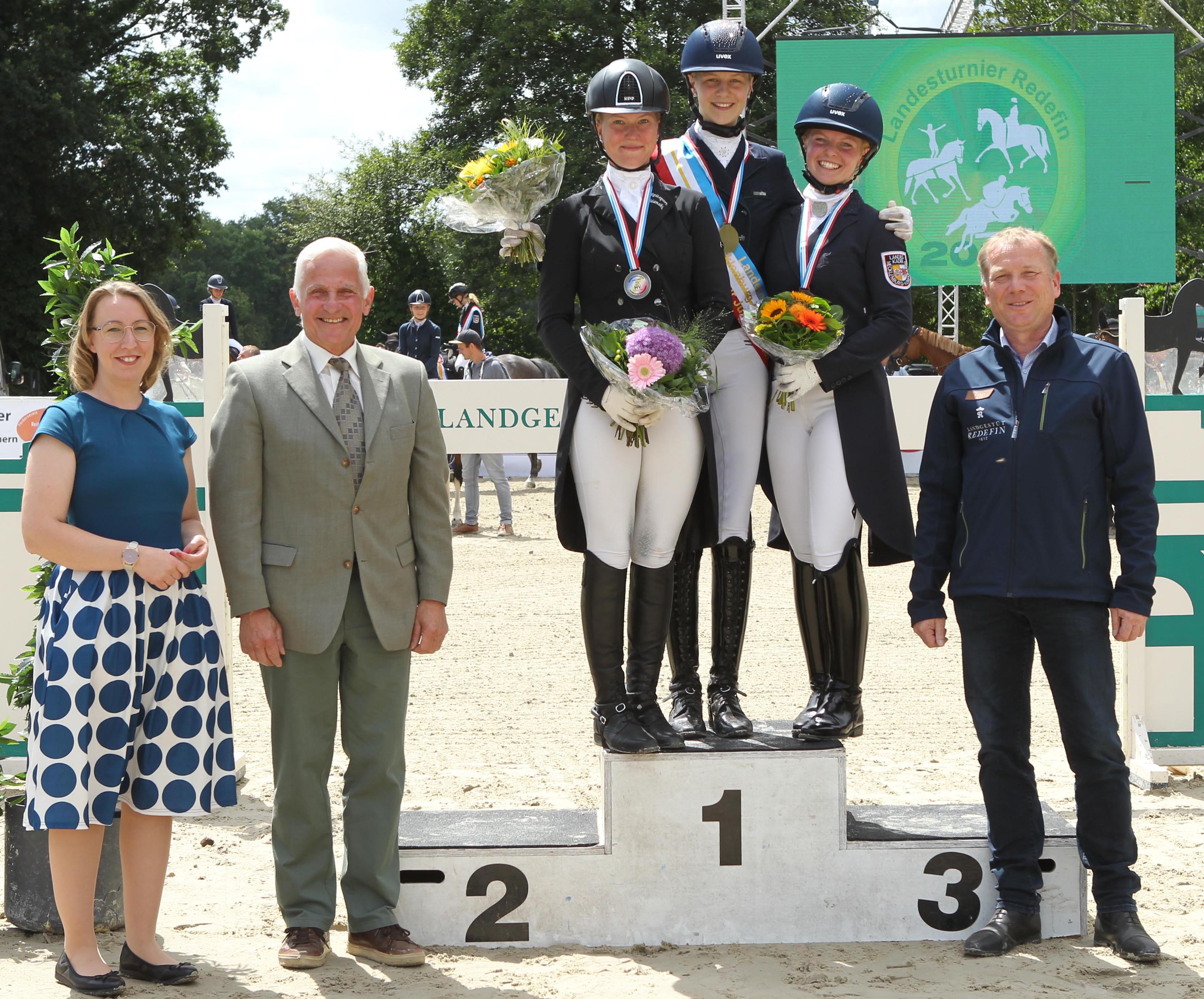 Dressur U14 Medaillen: 1. Caroline Lass, 2. Ann-Christin Mehl. 3. Paulin Lutze. Gratulanten Dr. Elisabeth Asmann, Dr. Burkhard Dittmann, Christoph Seite. © Jutta Wego