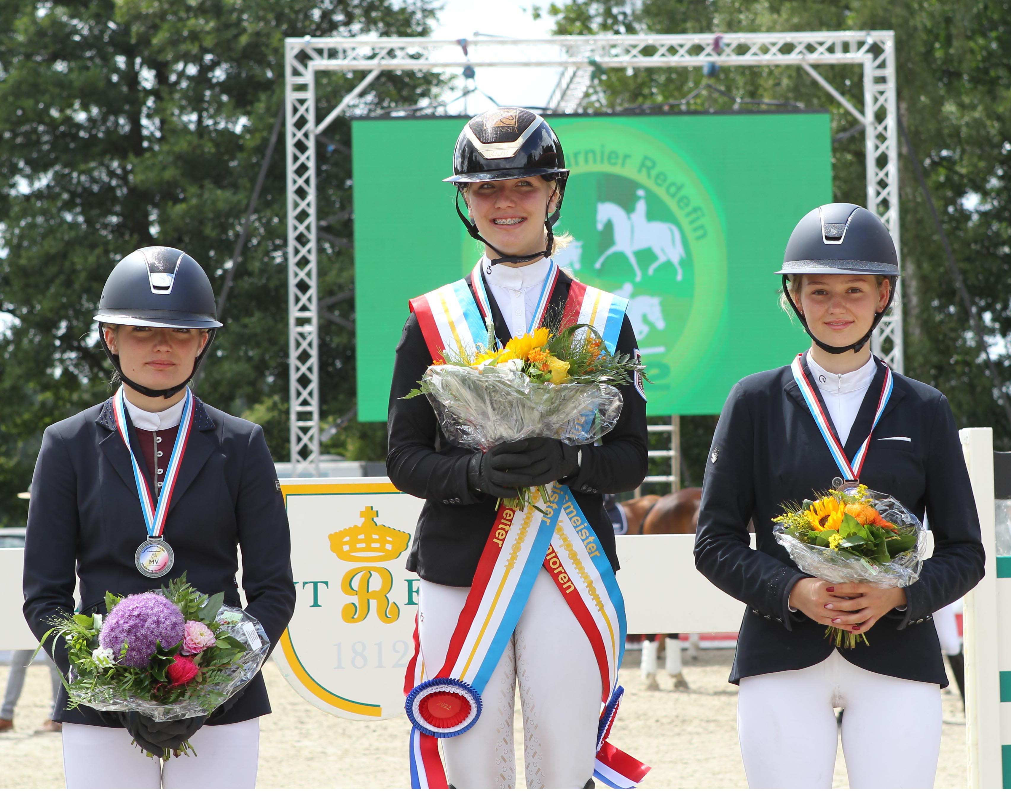 Springen U18 Medaillen: 1. Emma Wiktor, 2. Hermine Burchard, 3. Mira Leinert. © Jutta Wego