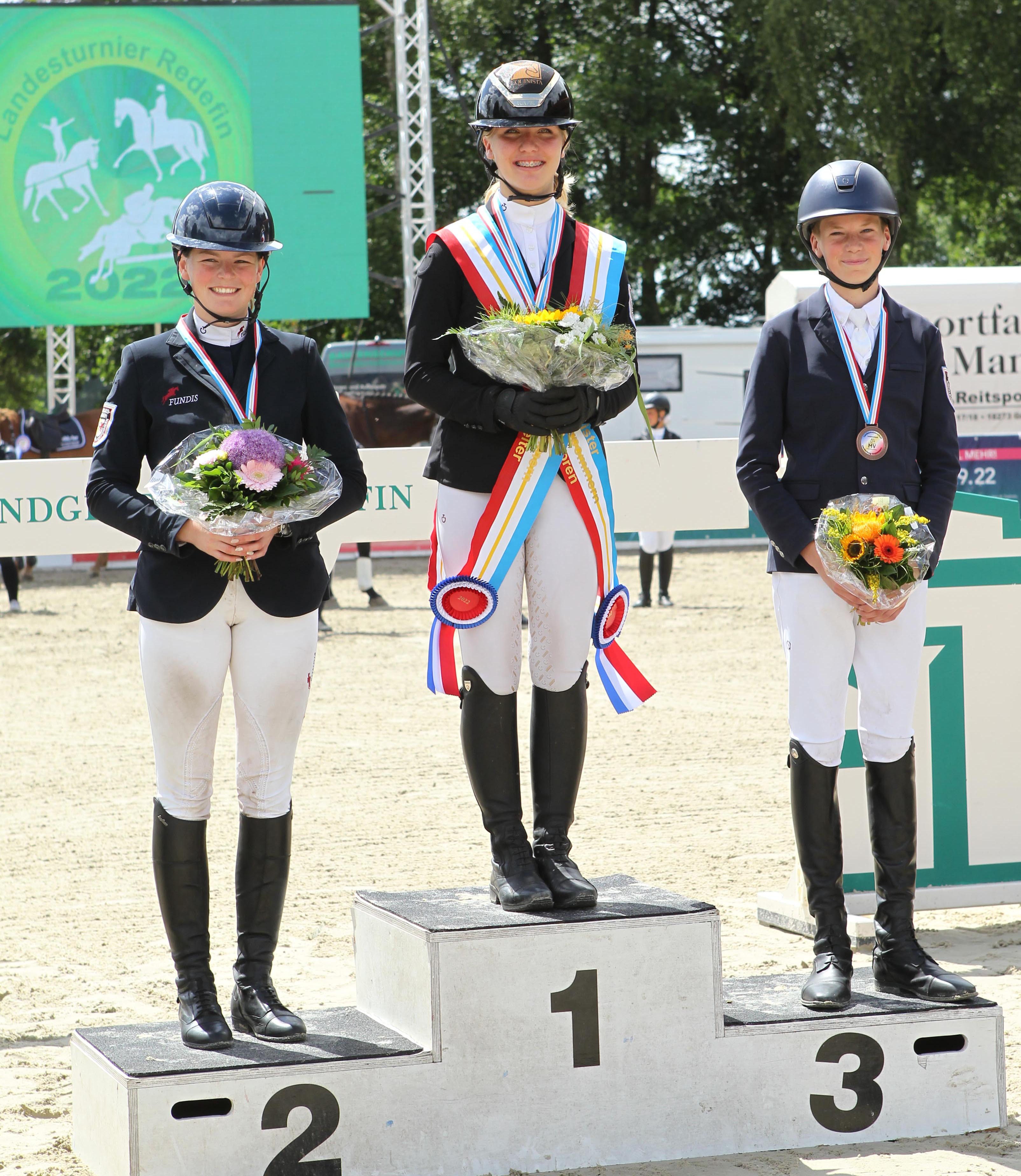 Springen U25 Medaillen: 1. Emma Wiktor, 2. Lilli Plath, 3. Hendrik Greve. © Jutta Wego