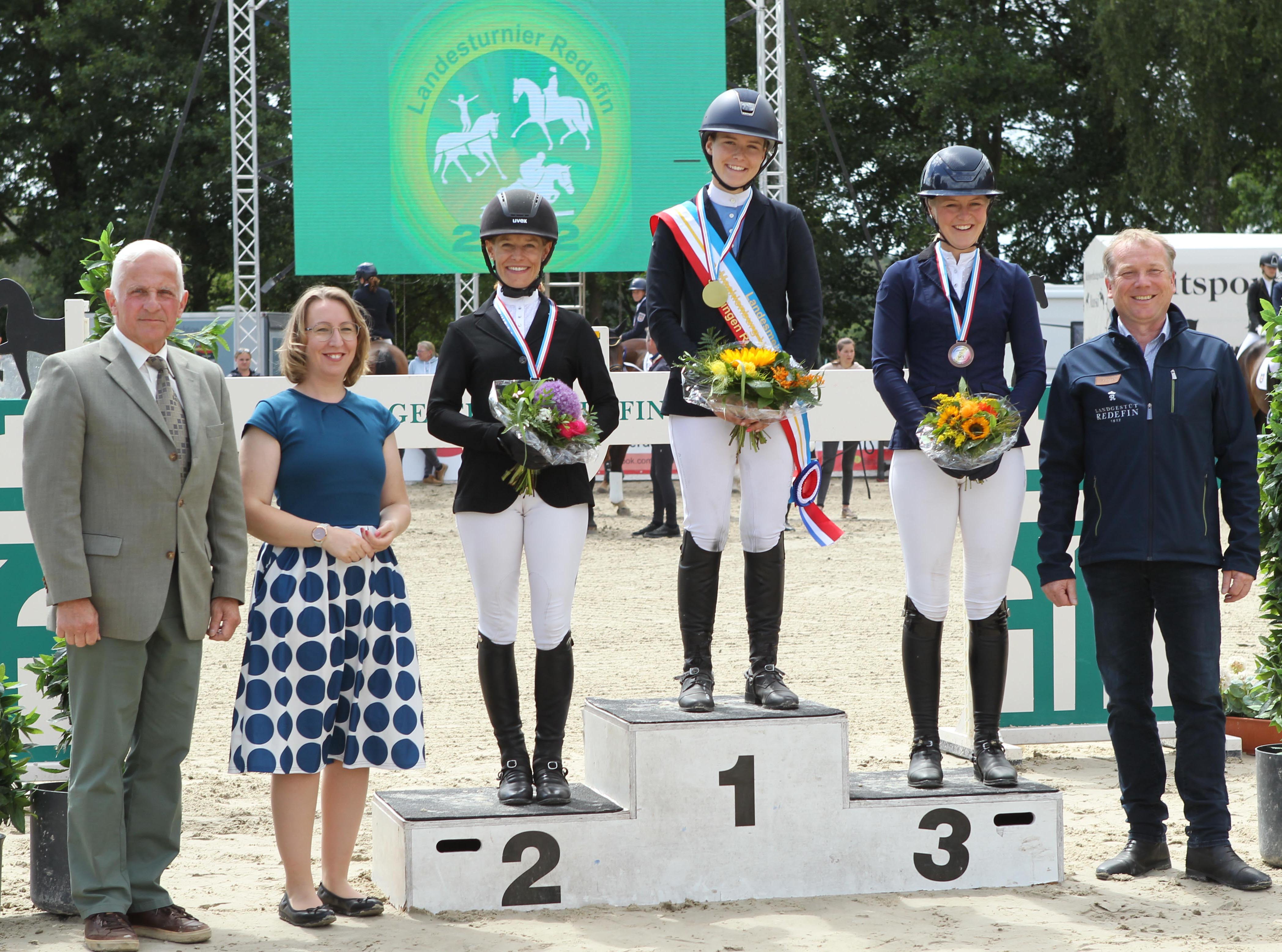 Springen Damen Medaillen: 1. Stella Egger, 2. Katrin Wiedmer, 3. Franziska Lass. Gratulanten Dr. Burkhard Dittmann, Dr. Elisabeth Asmann, Christoph Seite. © Jutta Wego